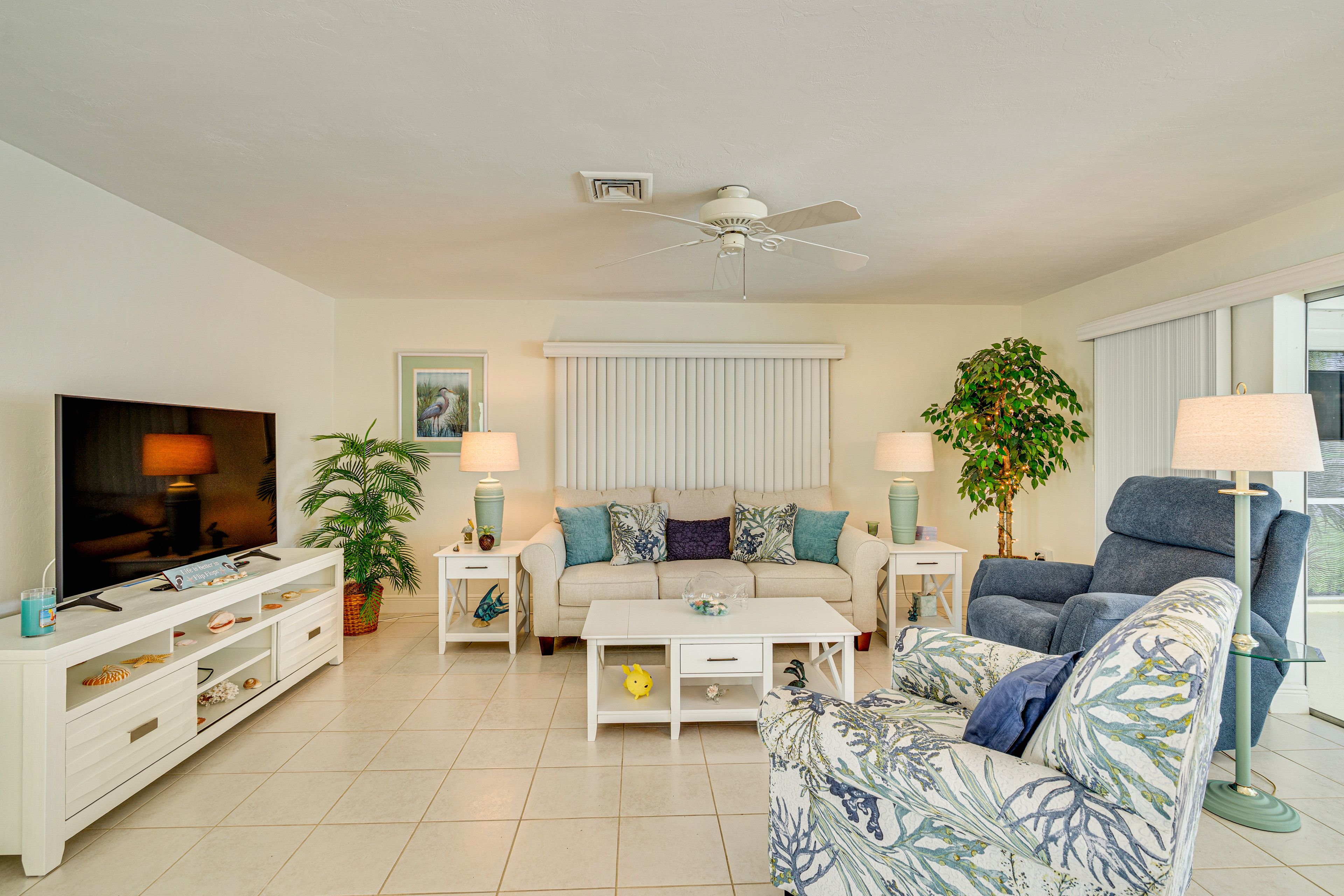 Living Room | Smart TV | Central Heating & A/C | Free WiFi
