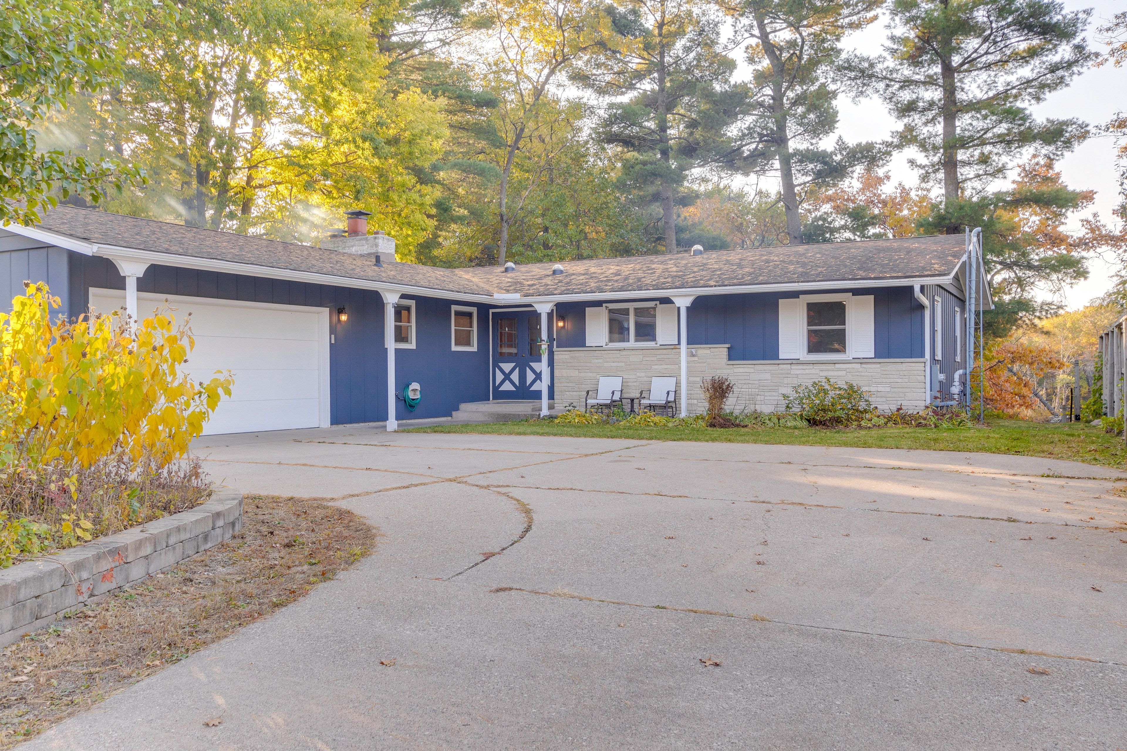 Parking | Driveway (3 Vehicles) | Garage (1 Vehicle)