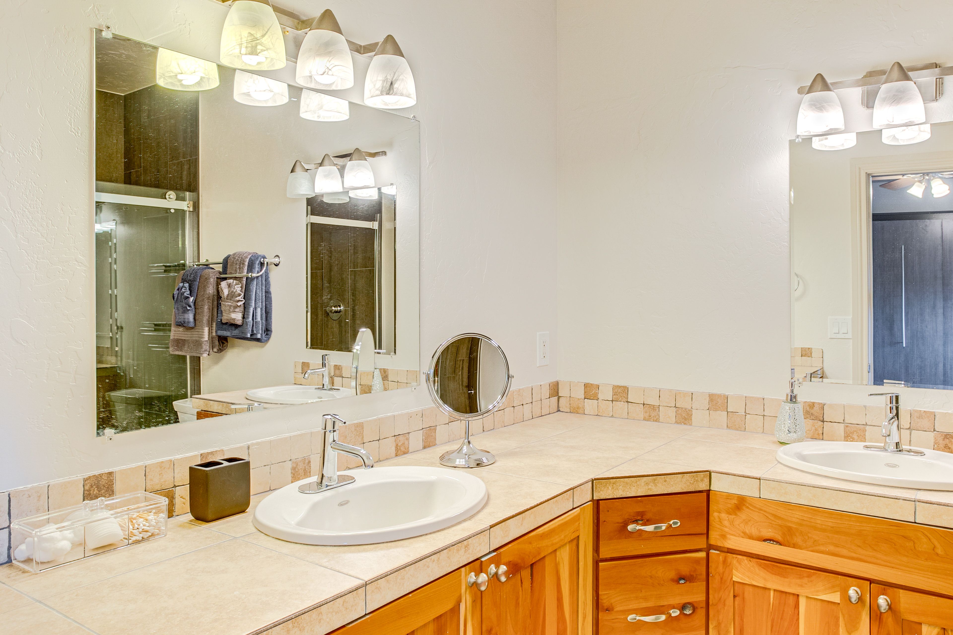 Full Bathroom | Towels Provided
