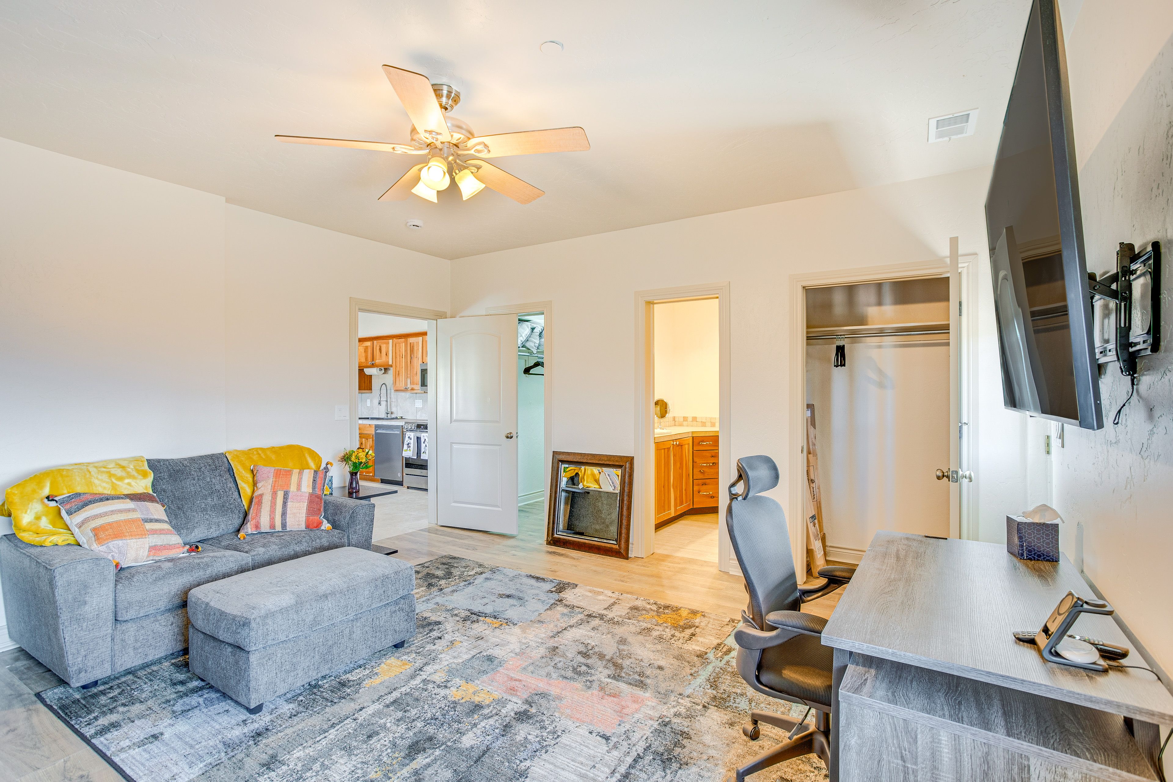 Bedroom | Free WiFi | Smart TV | Laptop Workspace