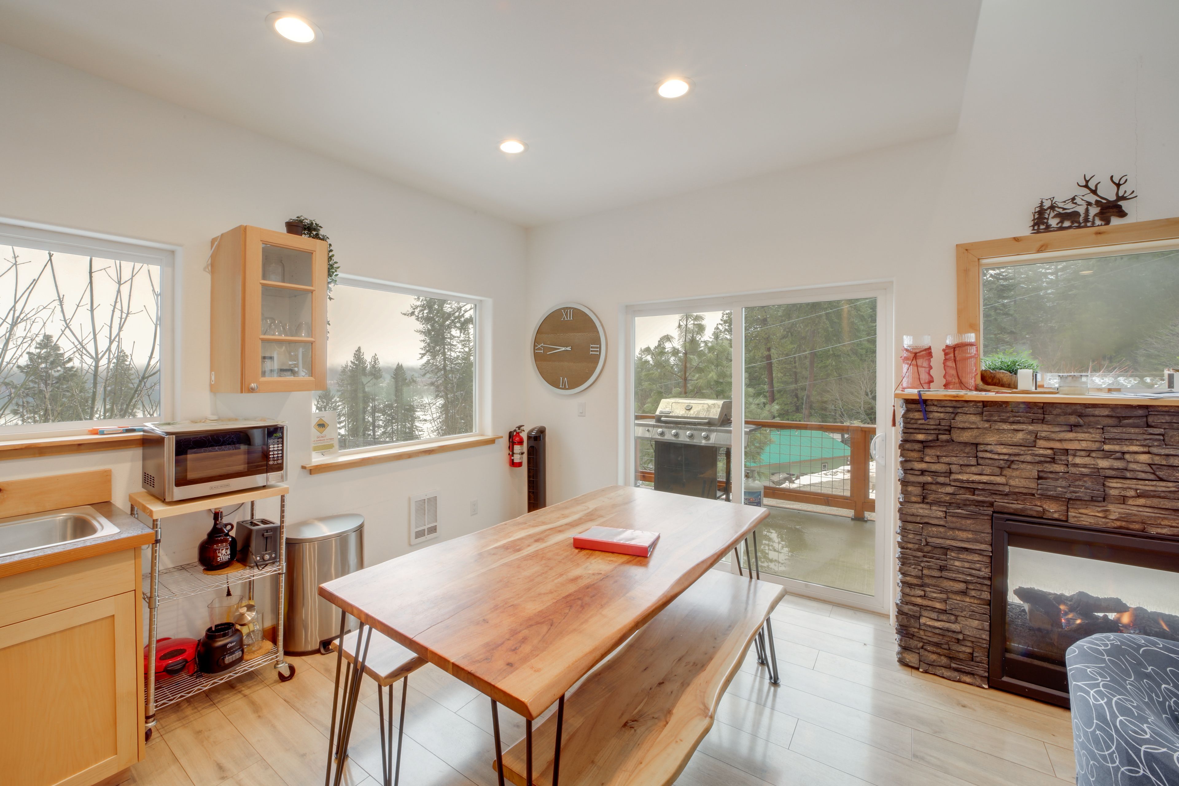 Dining Area | Dishware/Flatware Provided | 2nd Floor