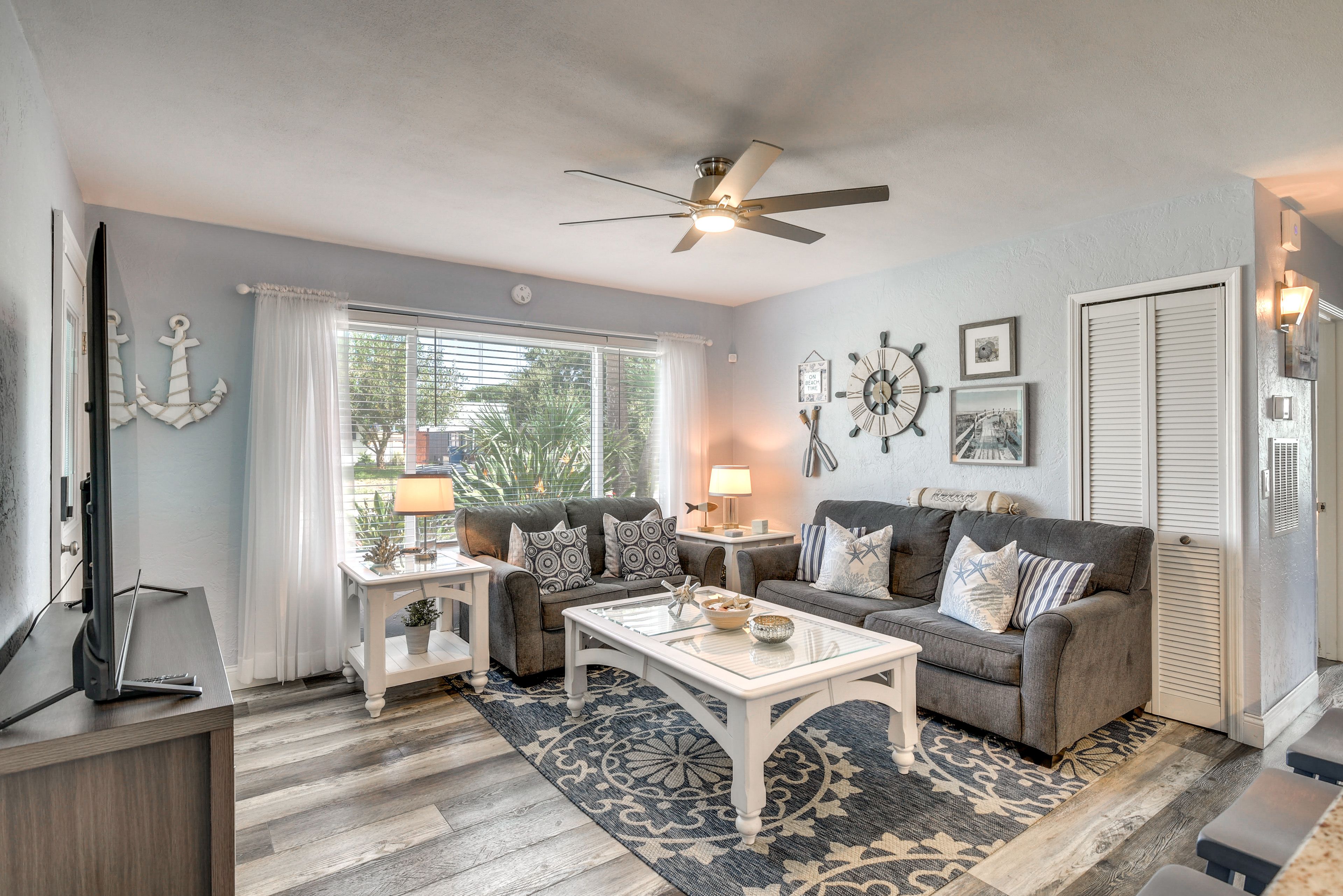 Living Room | Smart TV | Free WiFi | Electric Fireplace | Central Heating & A/C