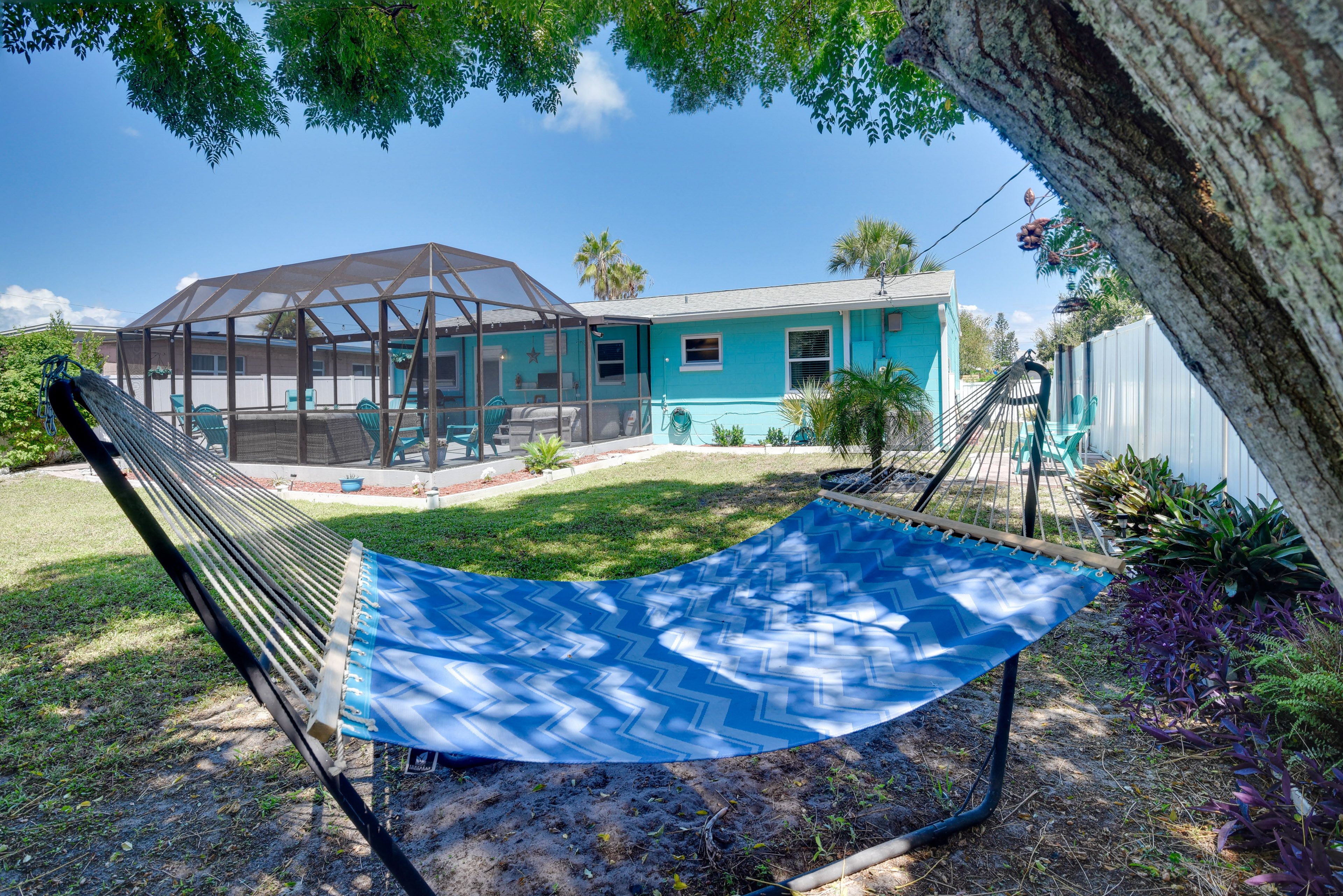 Fenced Backyard | Hammock | 8 Mi to Daytona Boardwalk