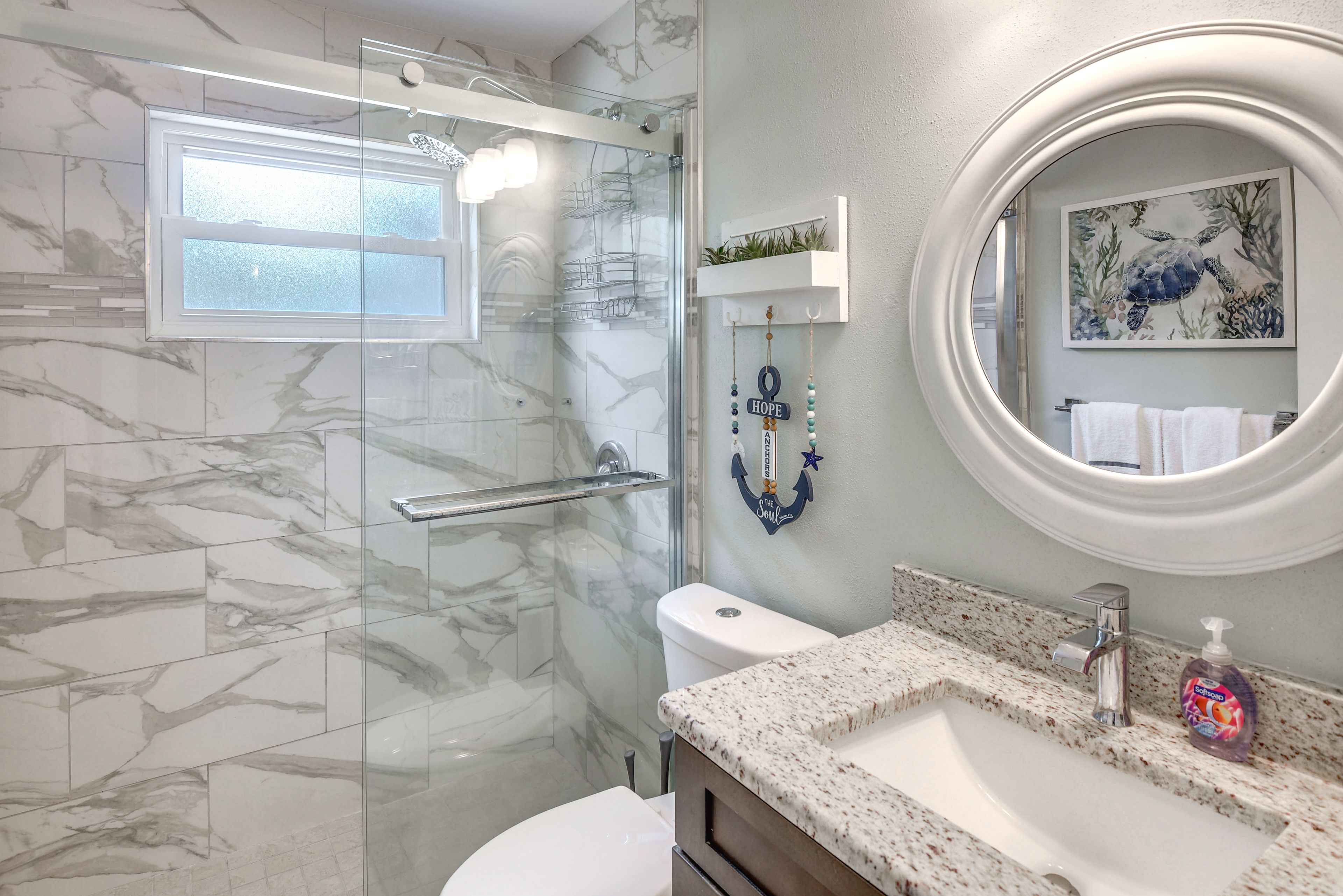 Full Bathroom | Towels Provided | Complimentary Toiletries
