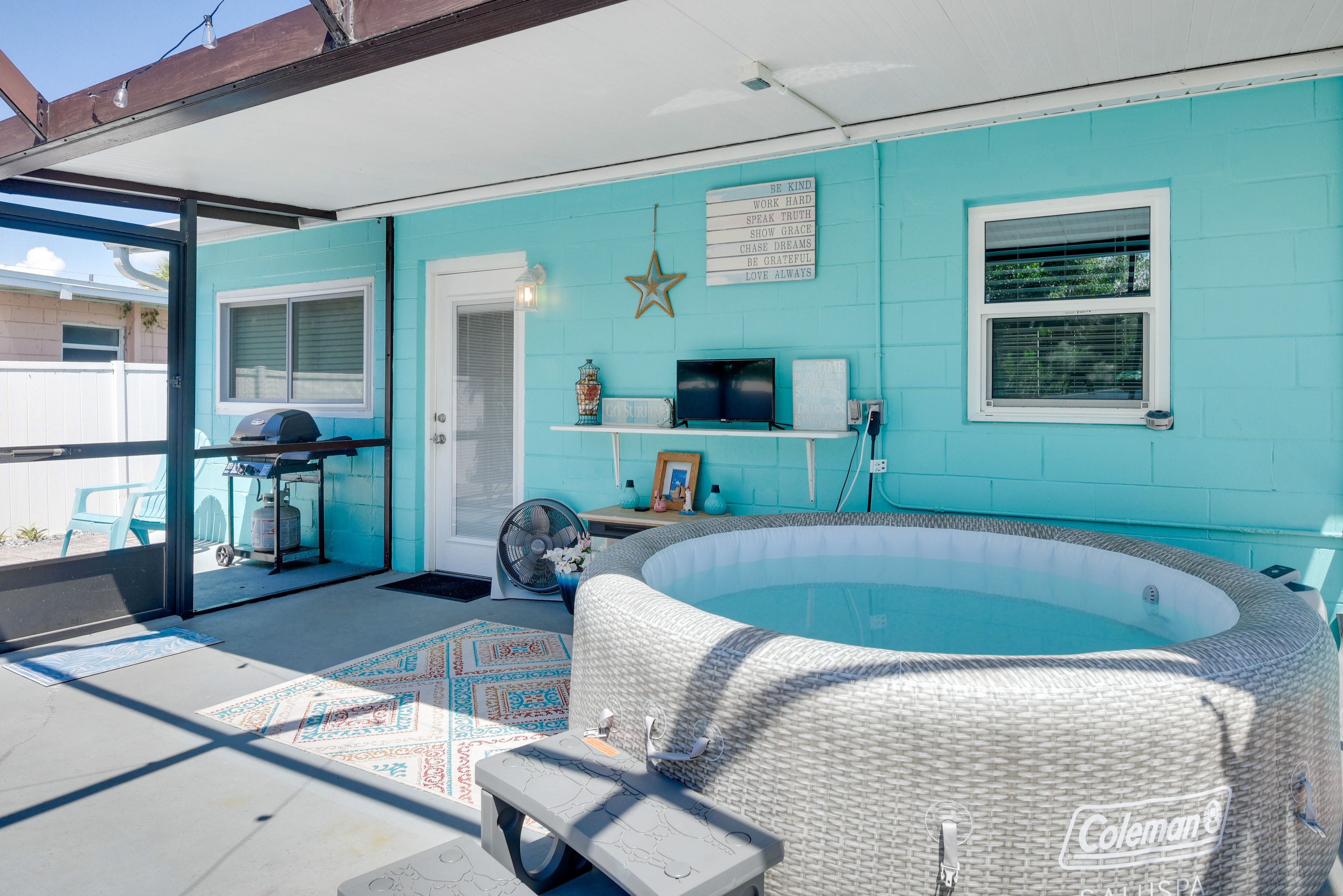 Screened Patio | Hot Tub | Patio Seating | Smart TV
