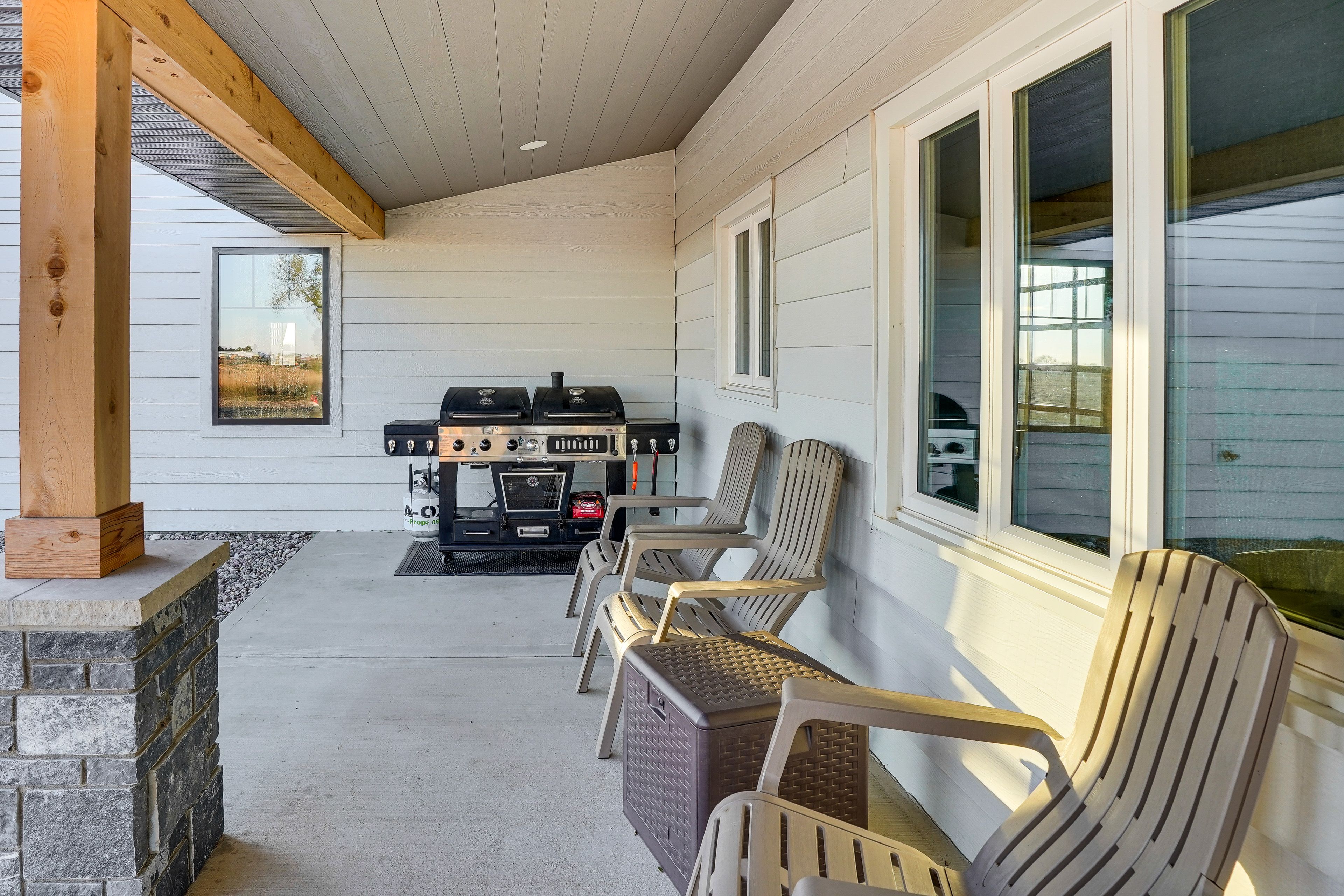 Covered Patio | Gas/Charcoal Grill & Smoker Combo