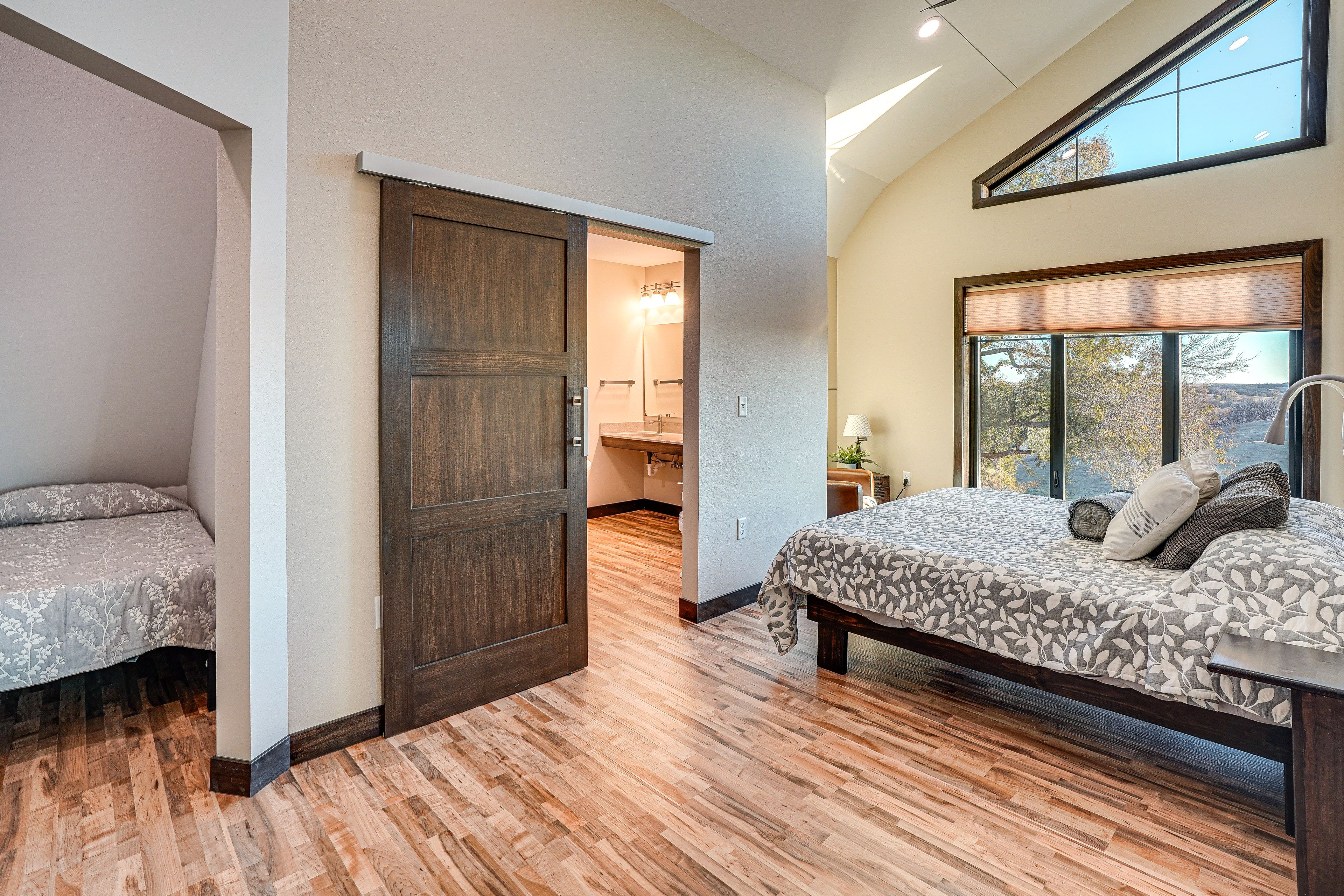 Bedroom 2 | King Bed | Twin Bed | 2nd Floor