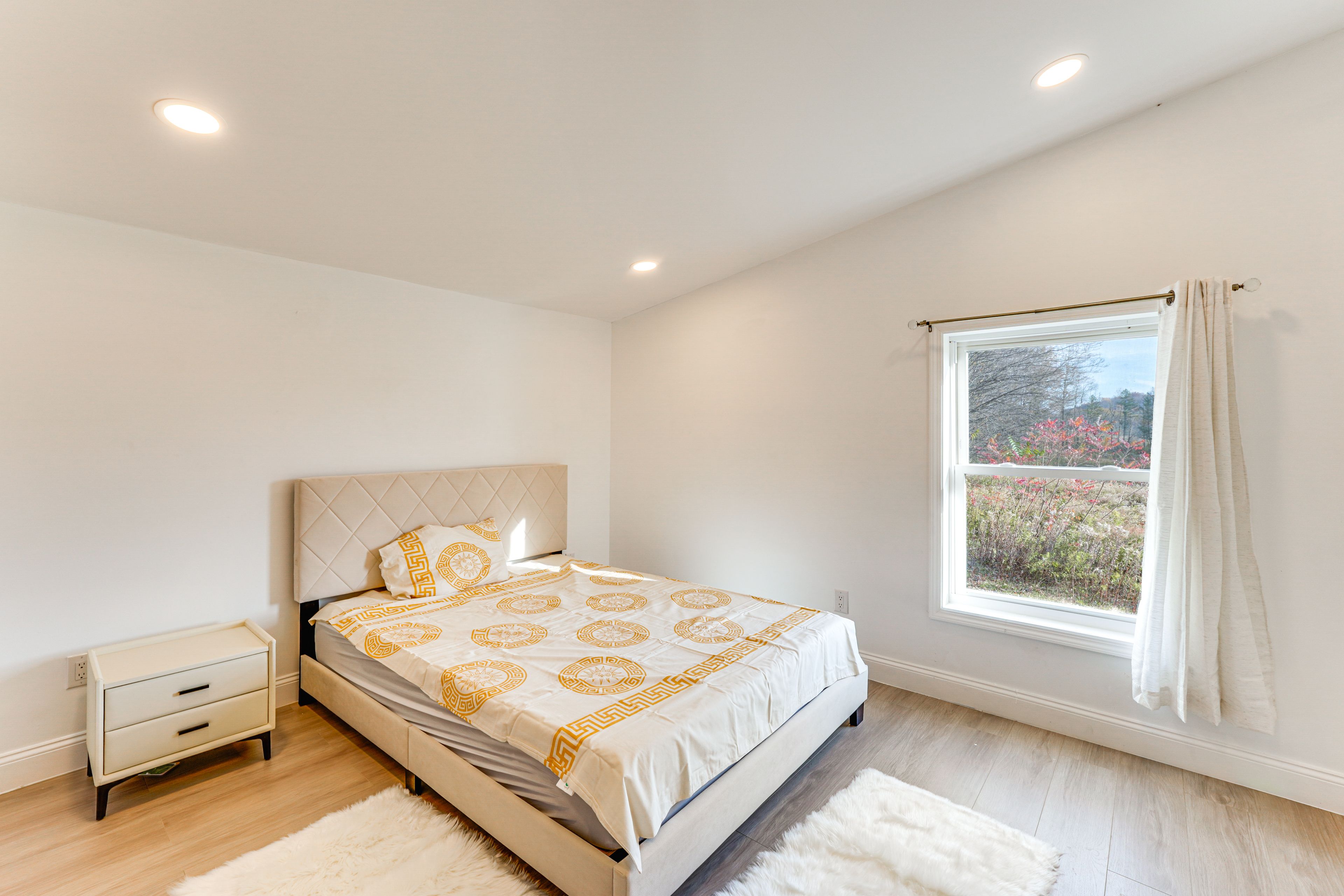 Bedroom 3 | Queen Bed