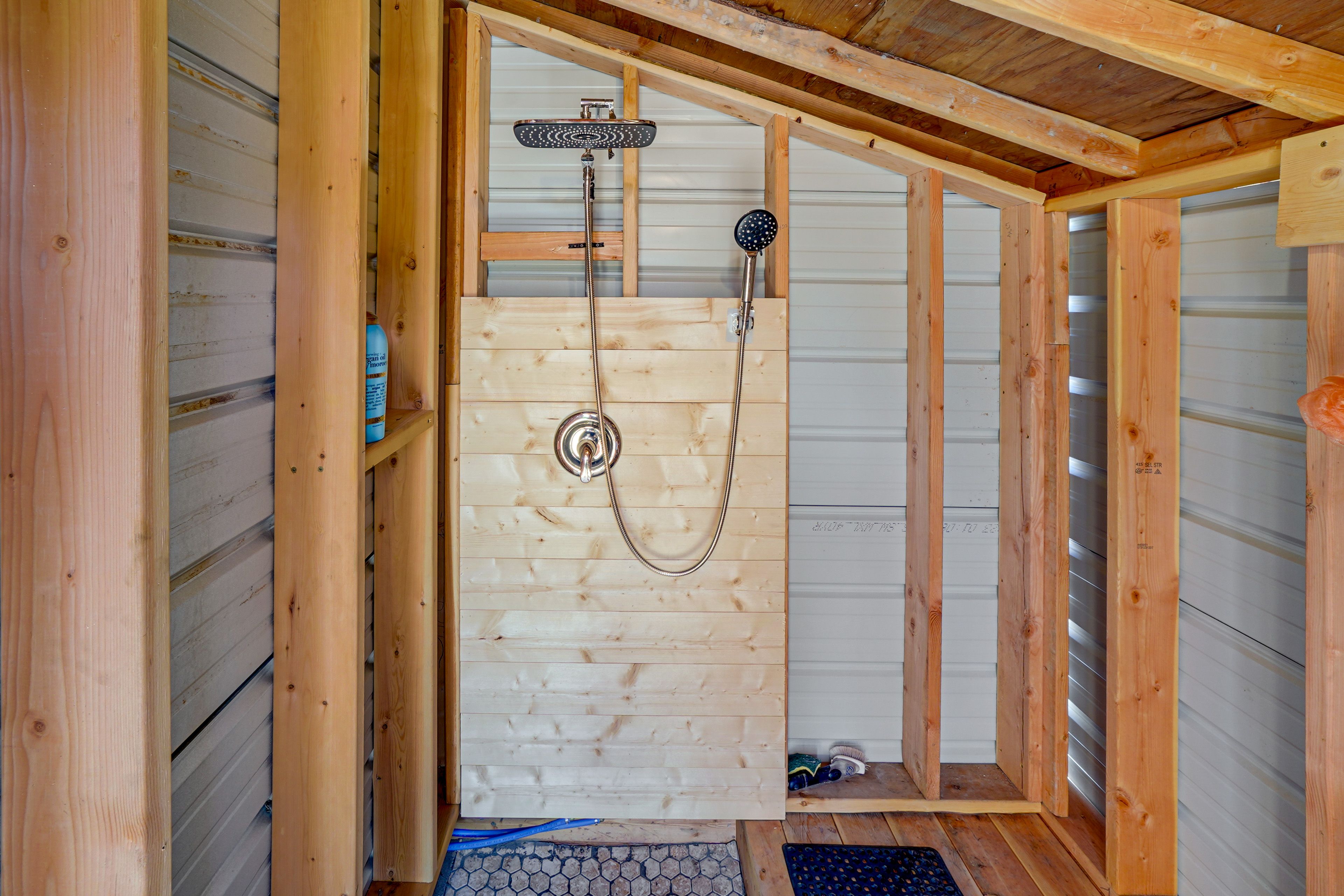 Outdoor Shower | Towels Provided