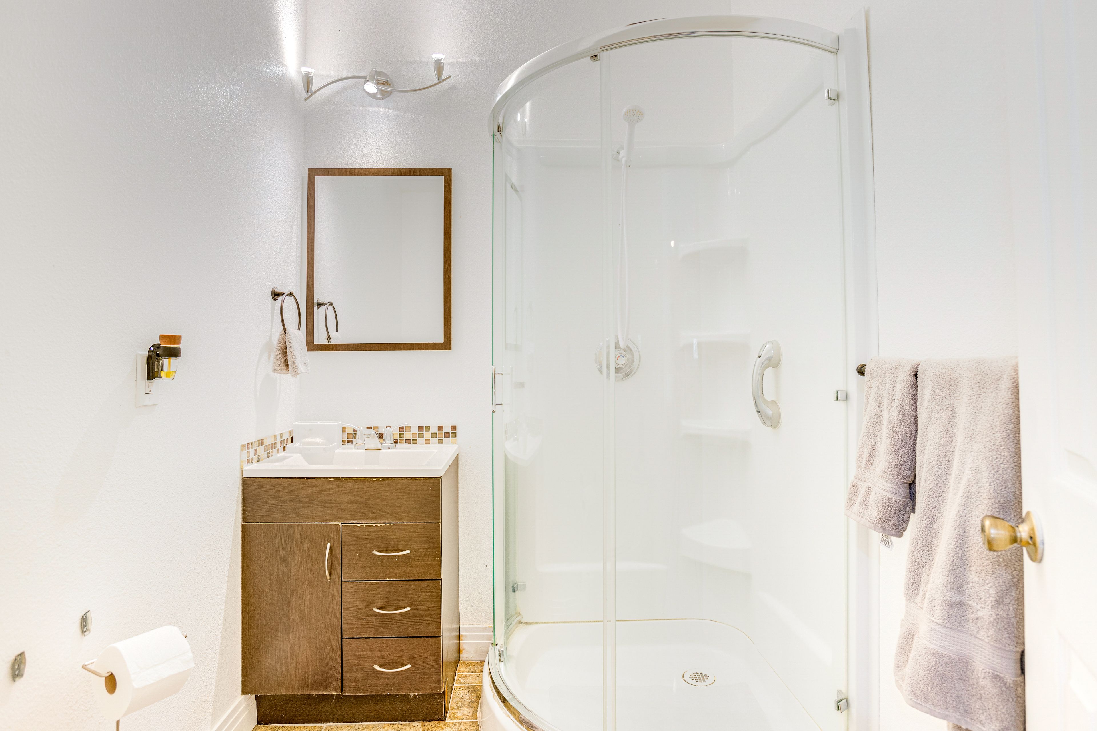 Full Bathroom | Towels Provided | Complimentary Toiletries