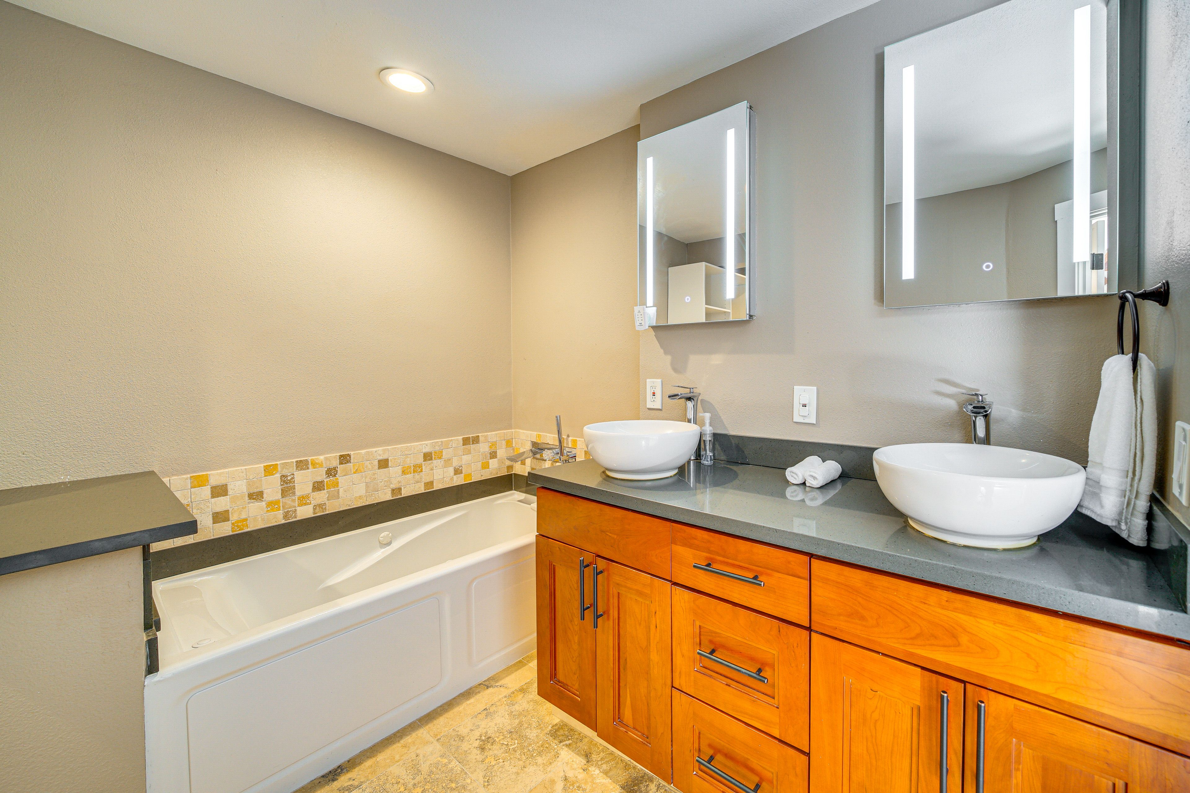 En-Suite Bathroom | Main Level | Jetted Tub | Towels Provided