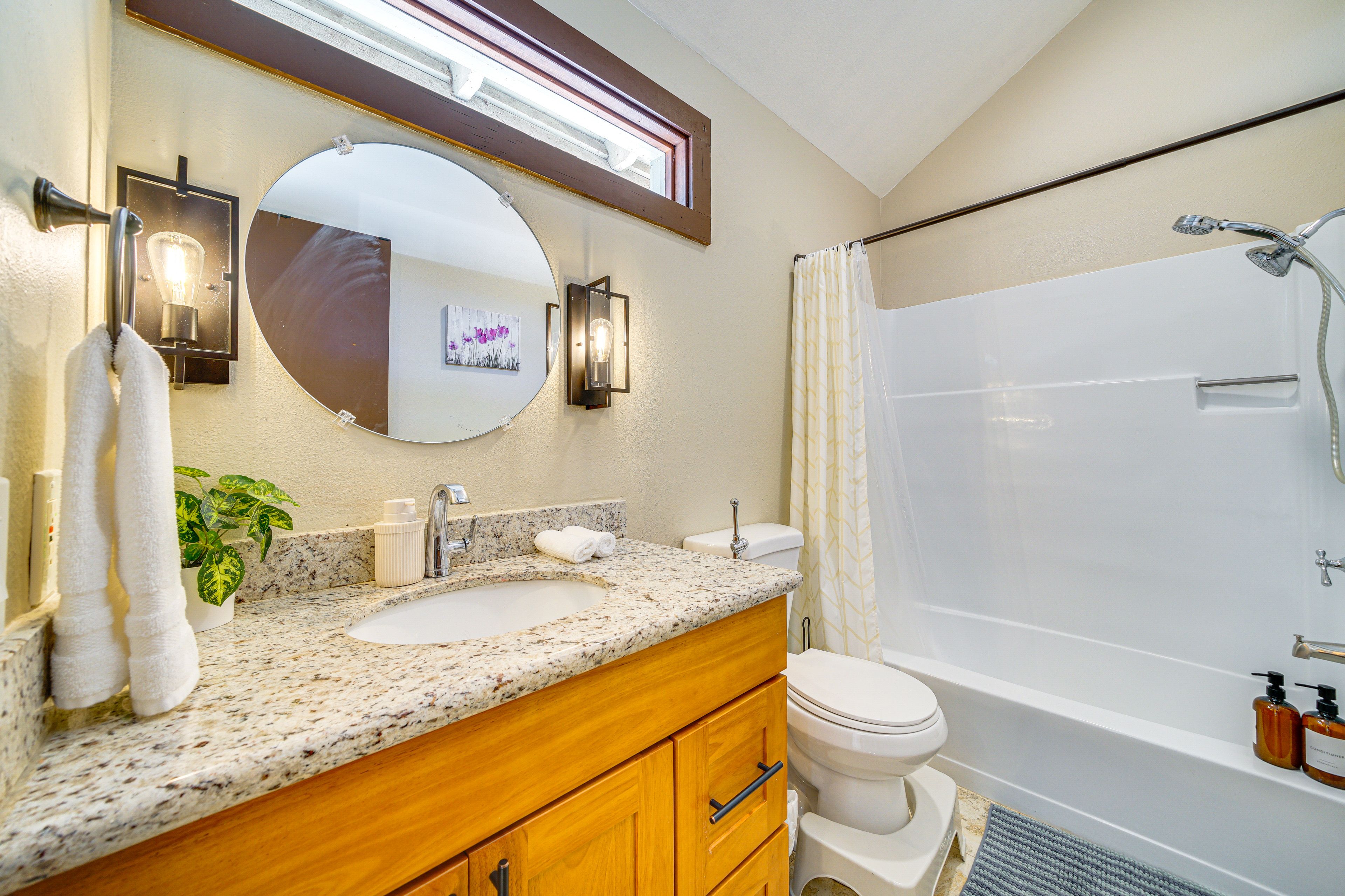 Full Bathroom | Upper Level | Complimentary Toiletries