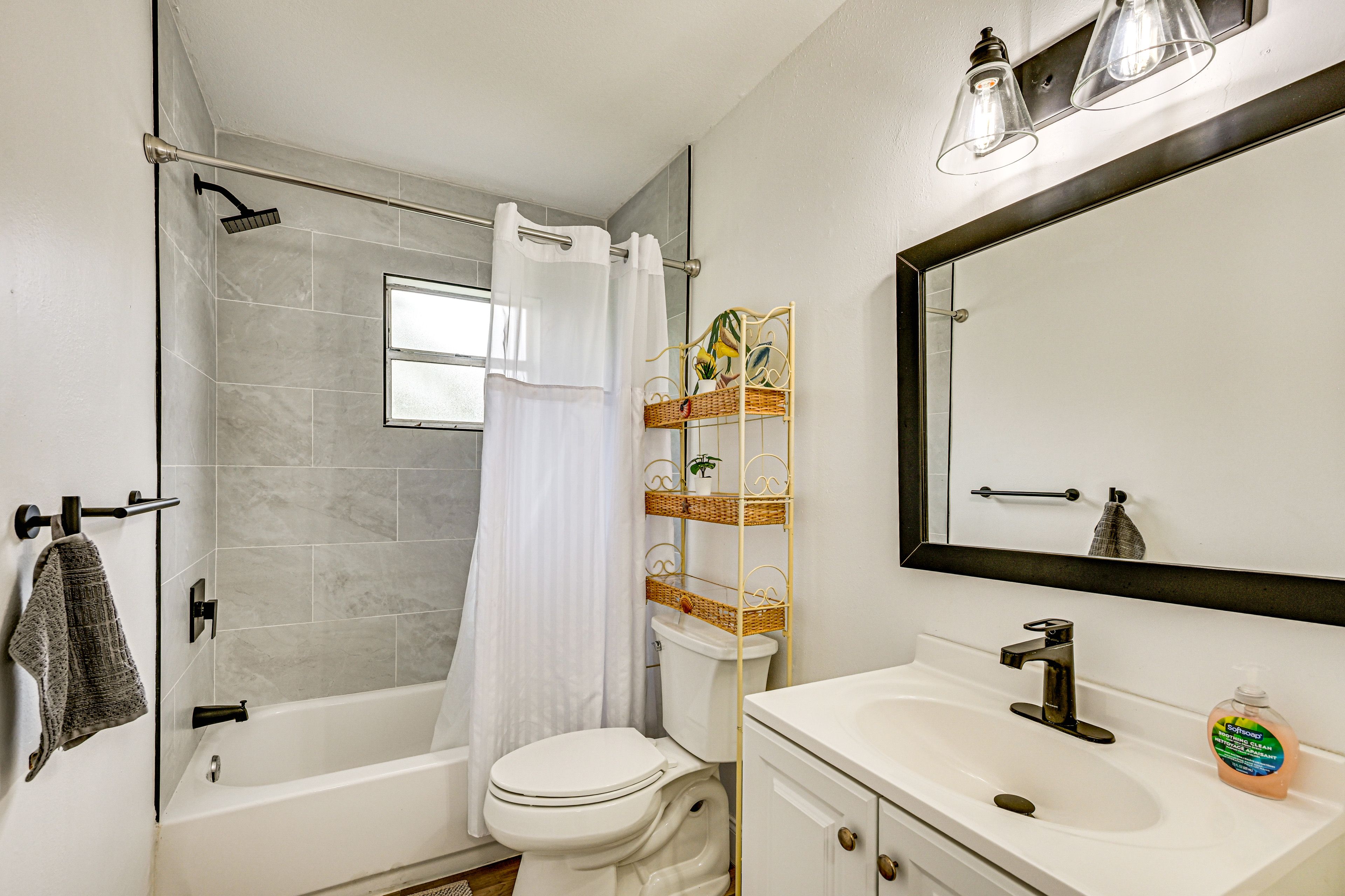 Full Bathroom | Complimentary Toiletries