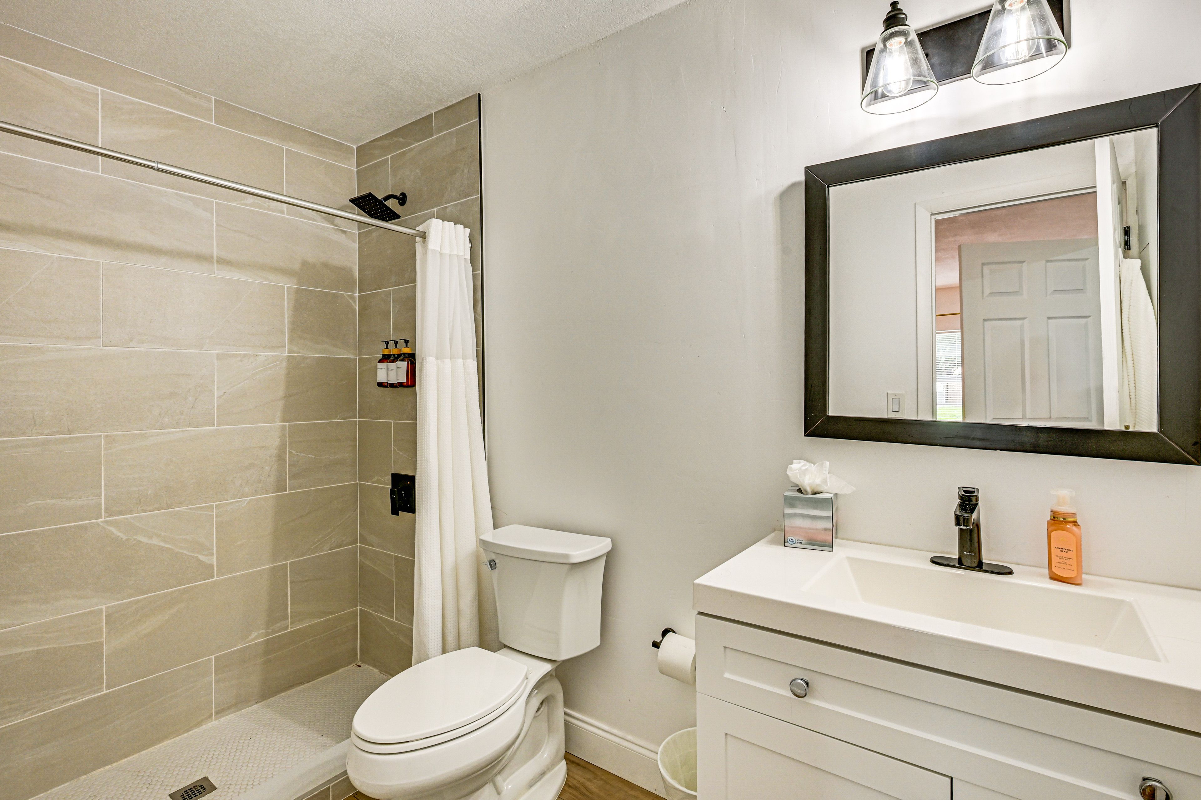 Full Bathroom | Towels Provided