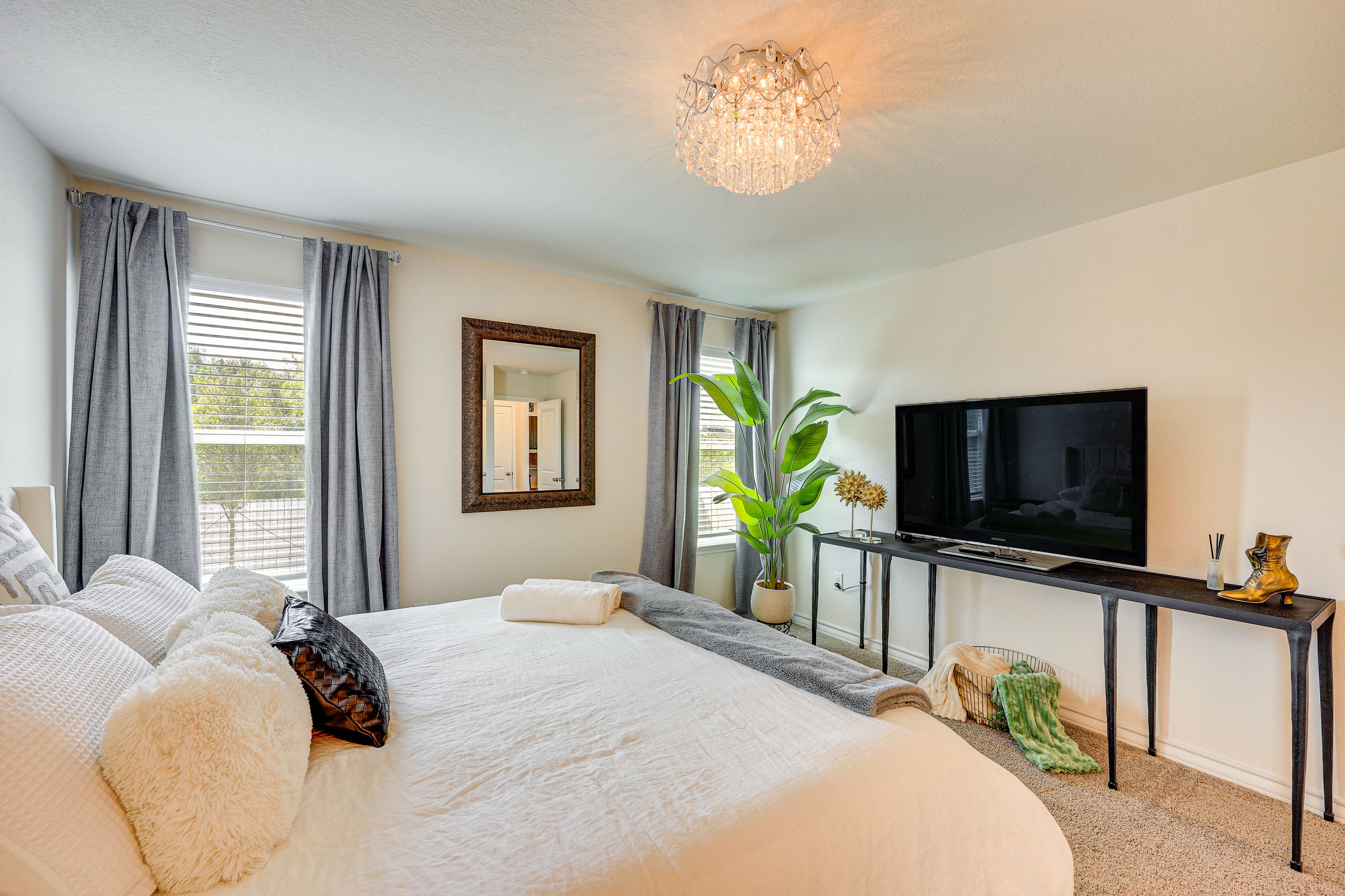 Bedroom 1 | King Bed | Linens Provided | Smart TV | En-Suite Bathroom