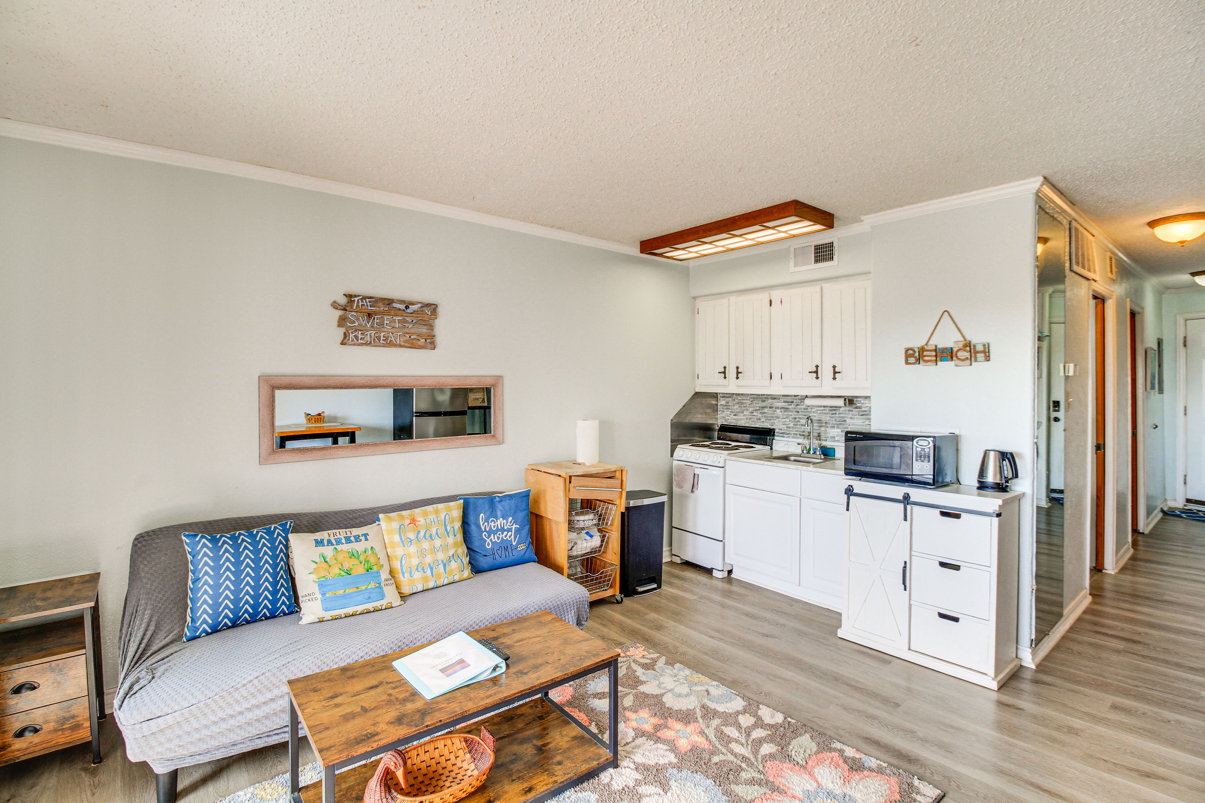 Living Room | Queen Futon | Free WiFi