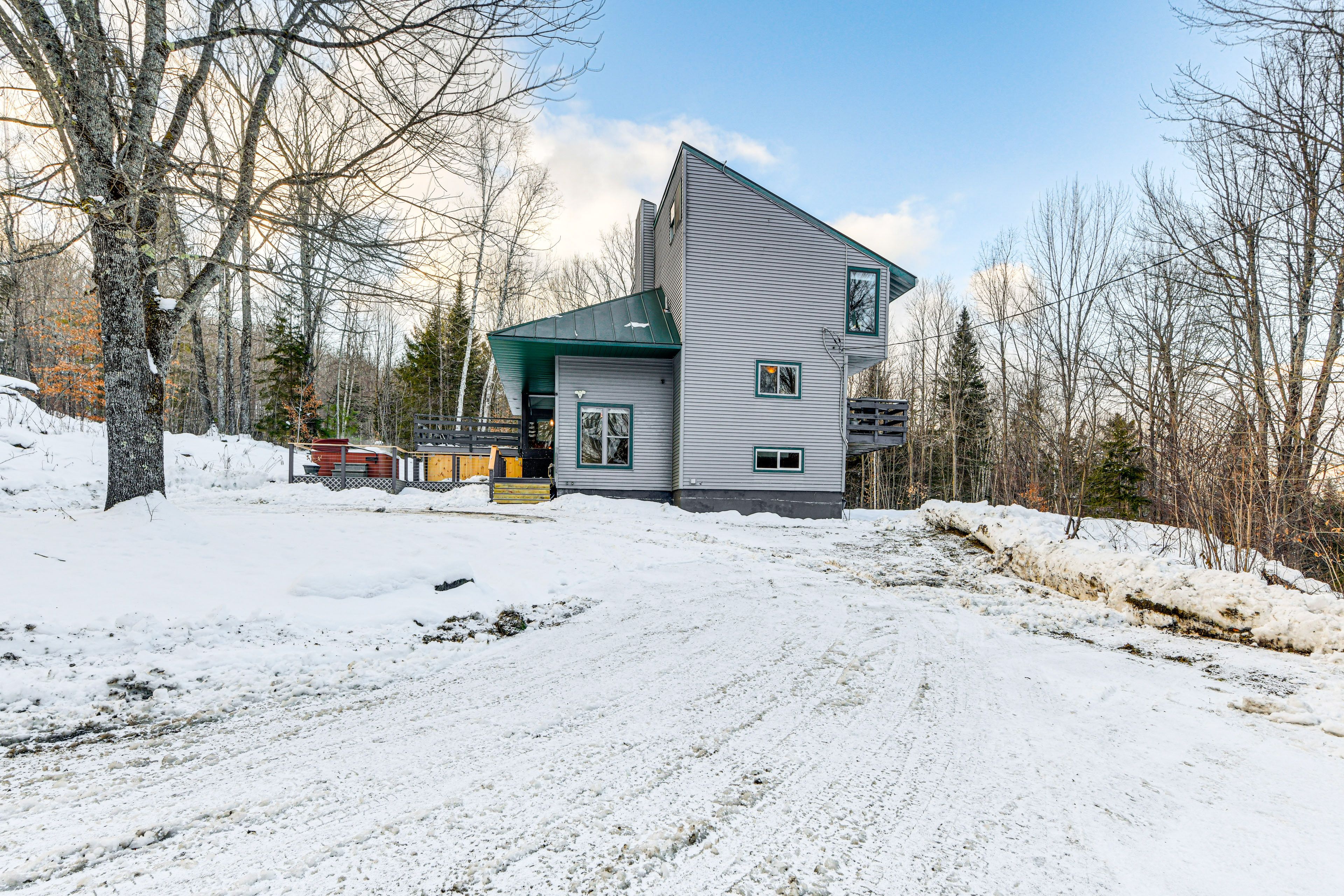 Property Exterior | Driveway Parking (5 Vehicles)