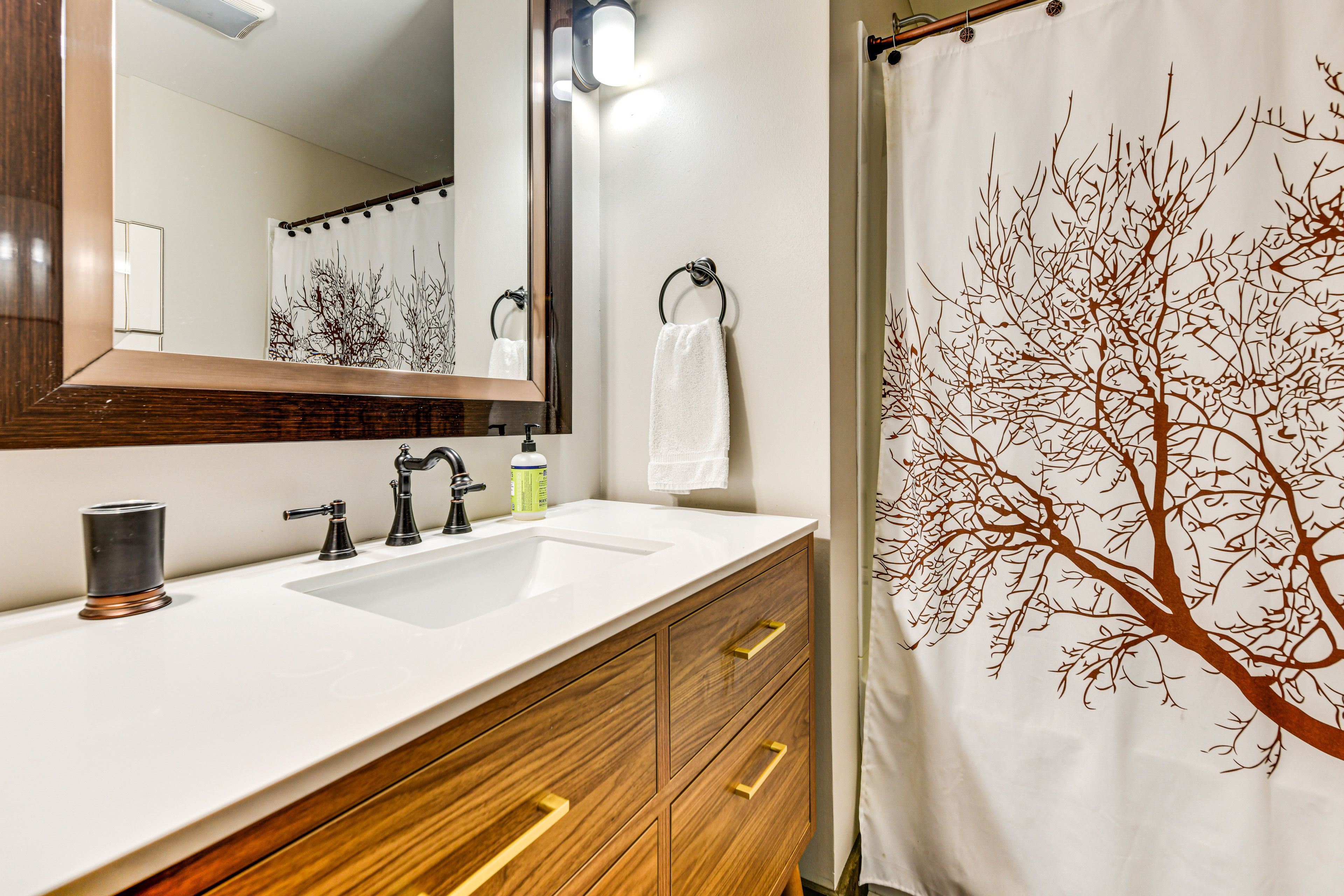 Full Bathroom | 2nd Floor