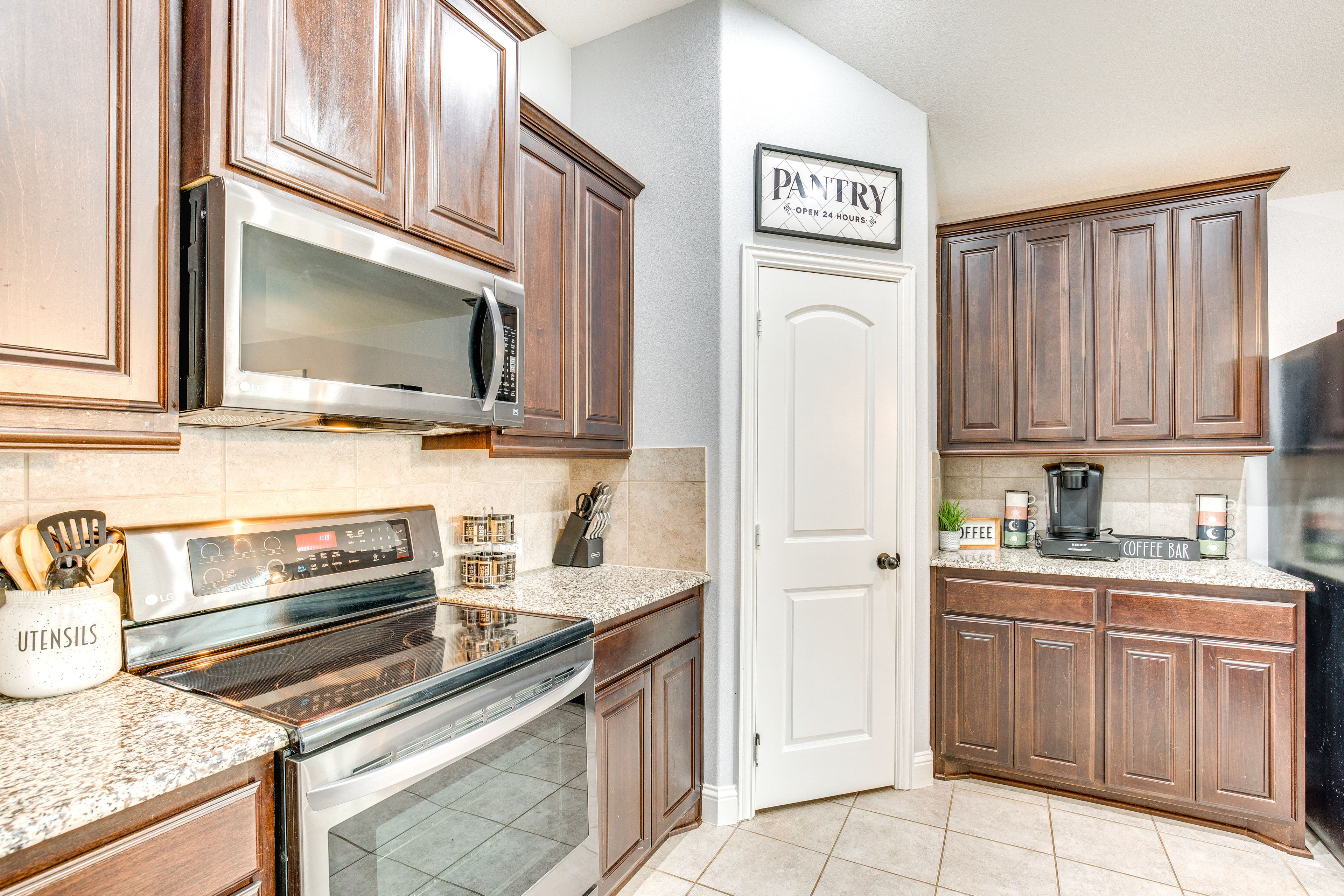 Kitchen | Refrigerator | Dishwasher