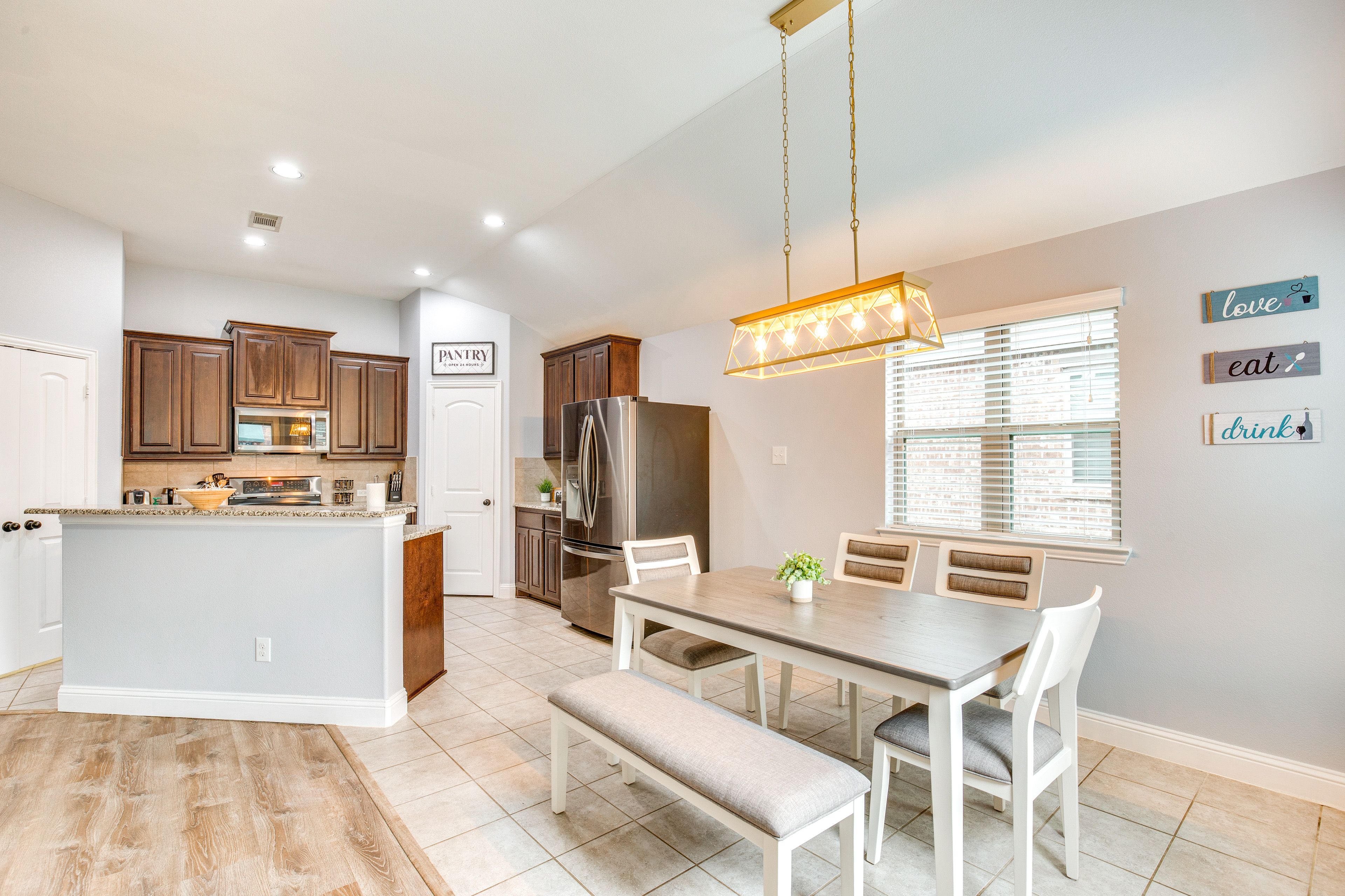 Dining Area | Dishware/Flatware Provided