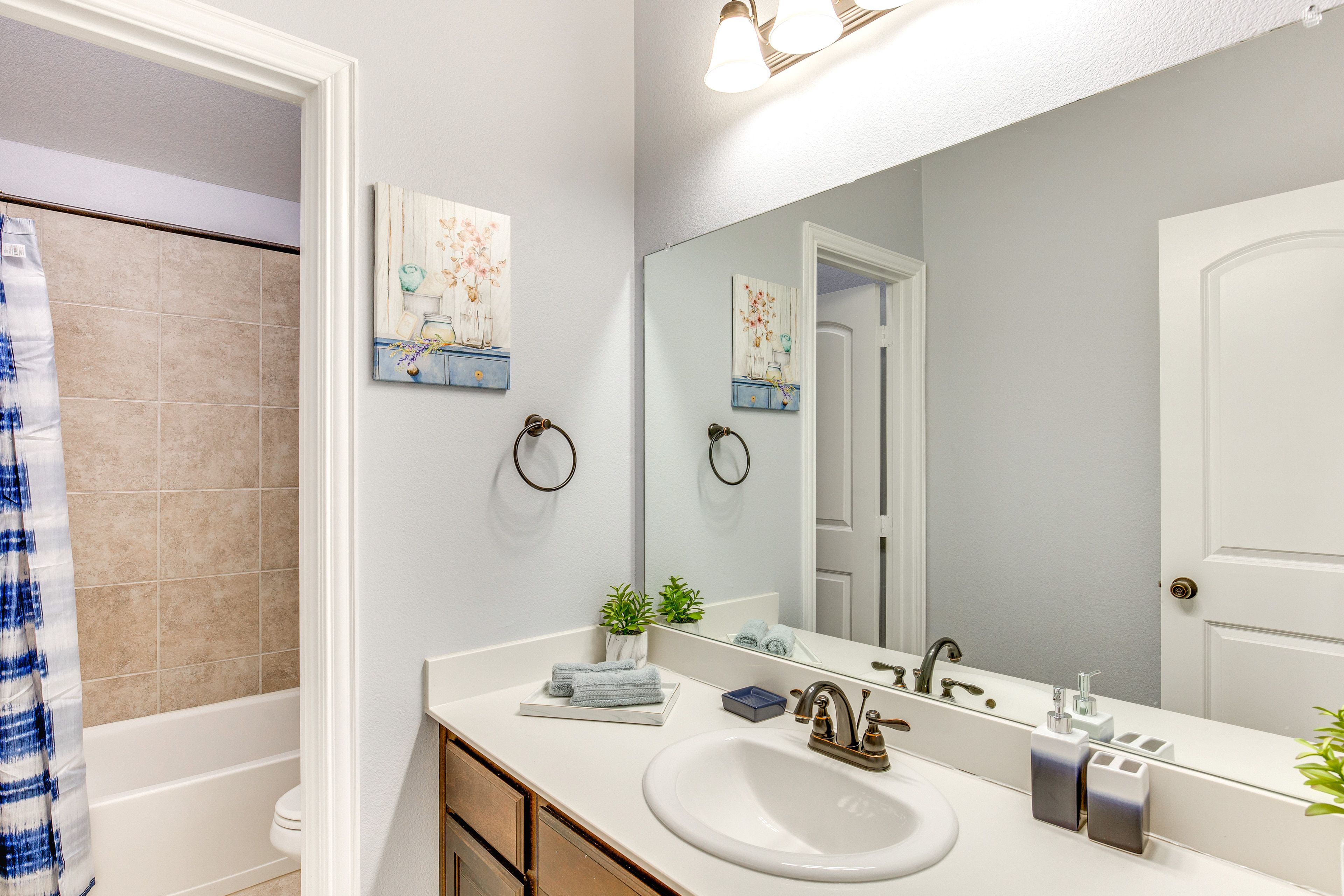Full Bathroom | Towels Provided