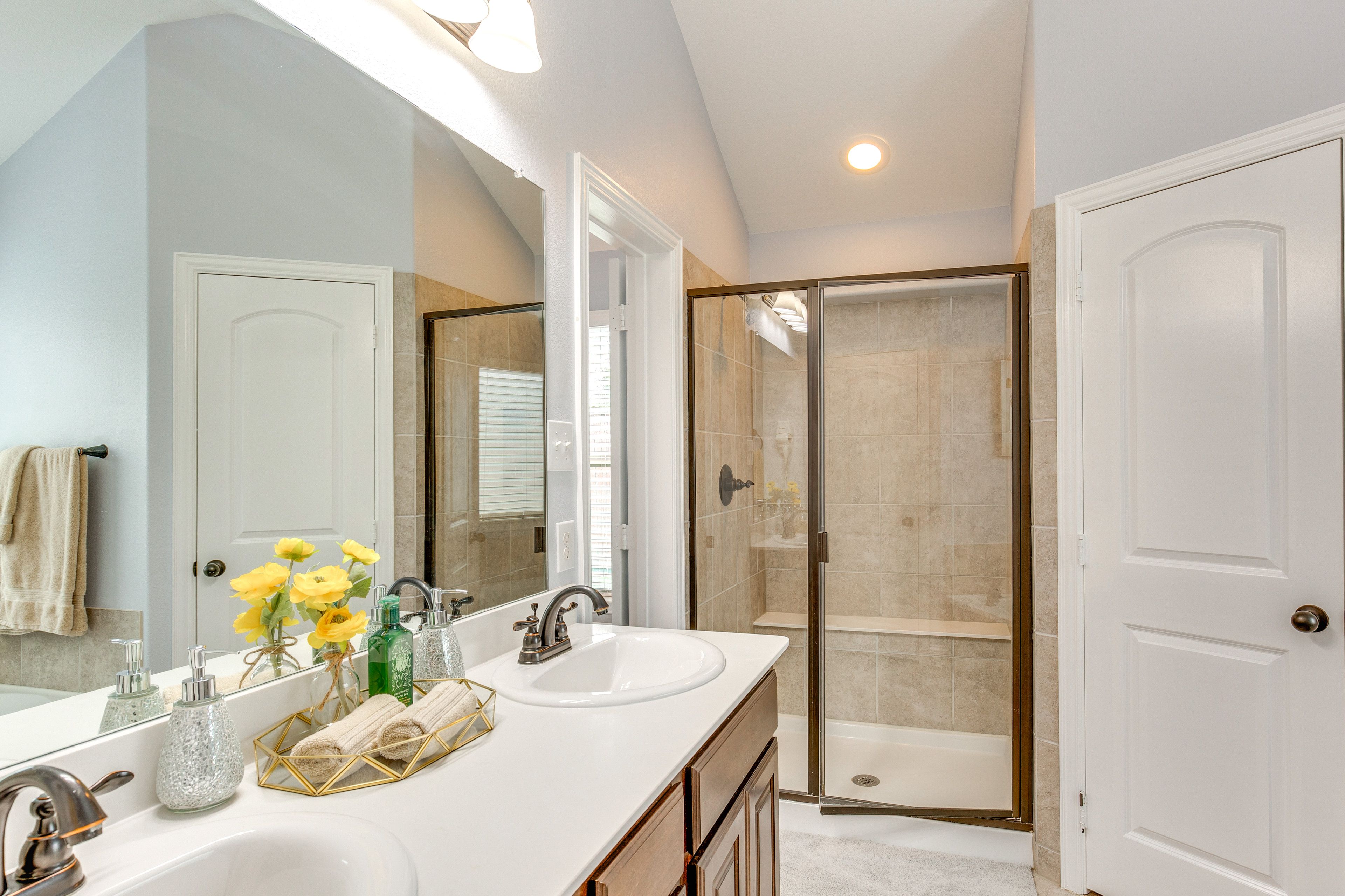 En-Suite Bathroom | Soaking Tub | Complimentary Toiletries