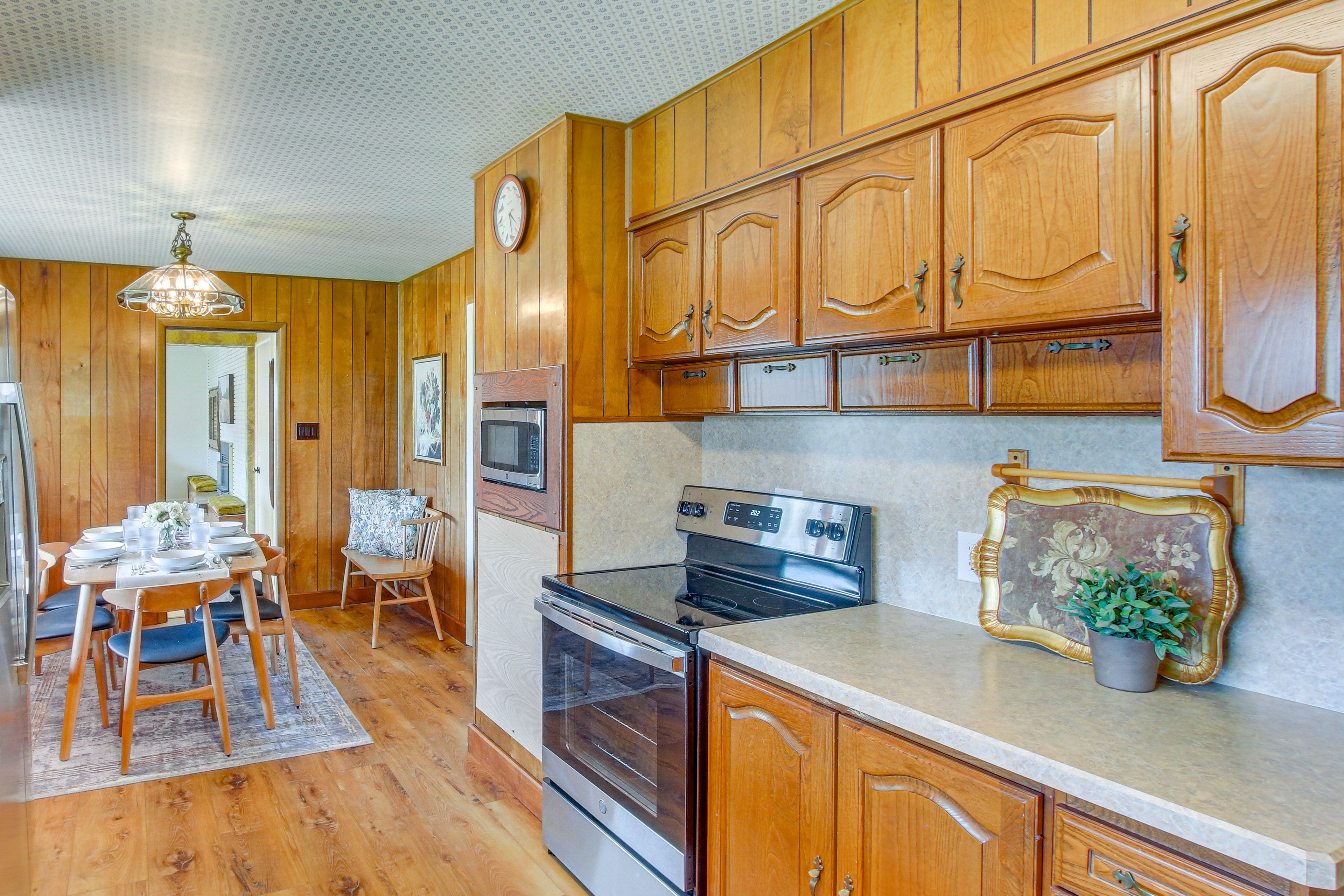 Kitchen | Coffee Maker | Toaster | Blender | Main Level