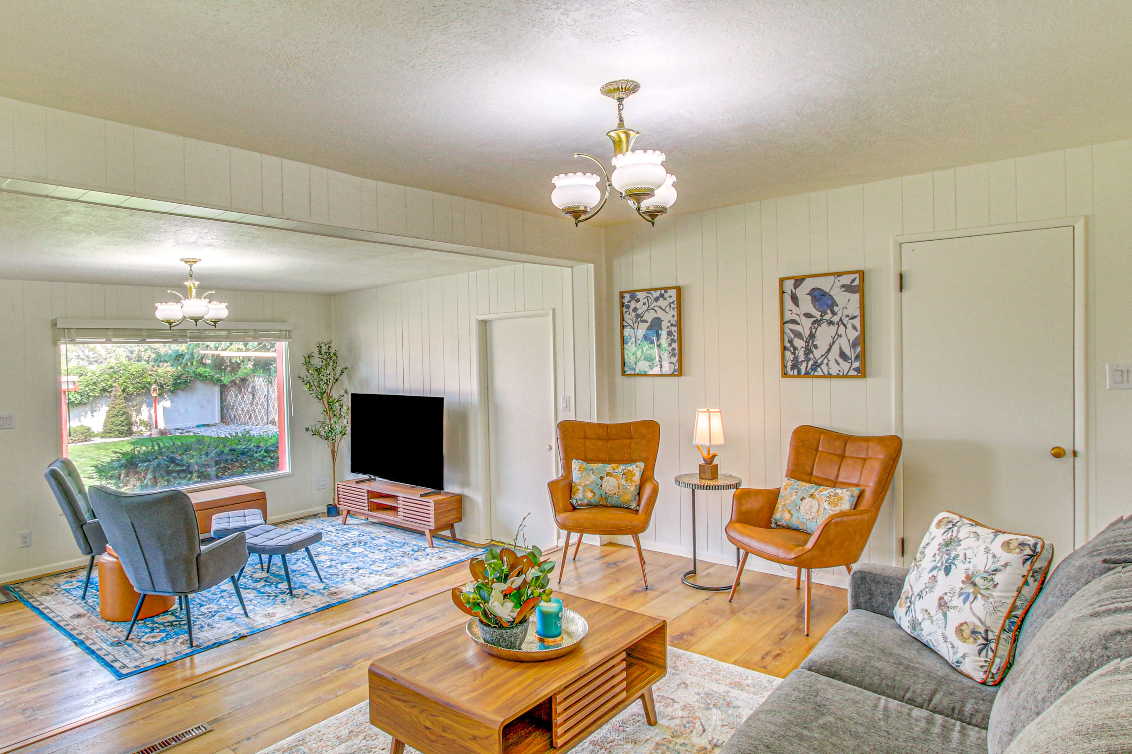 Family Room | Queen Sleeper Sofa | Smart TV | Board Games | Main Level