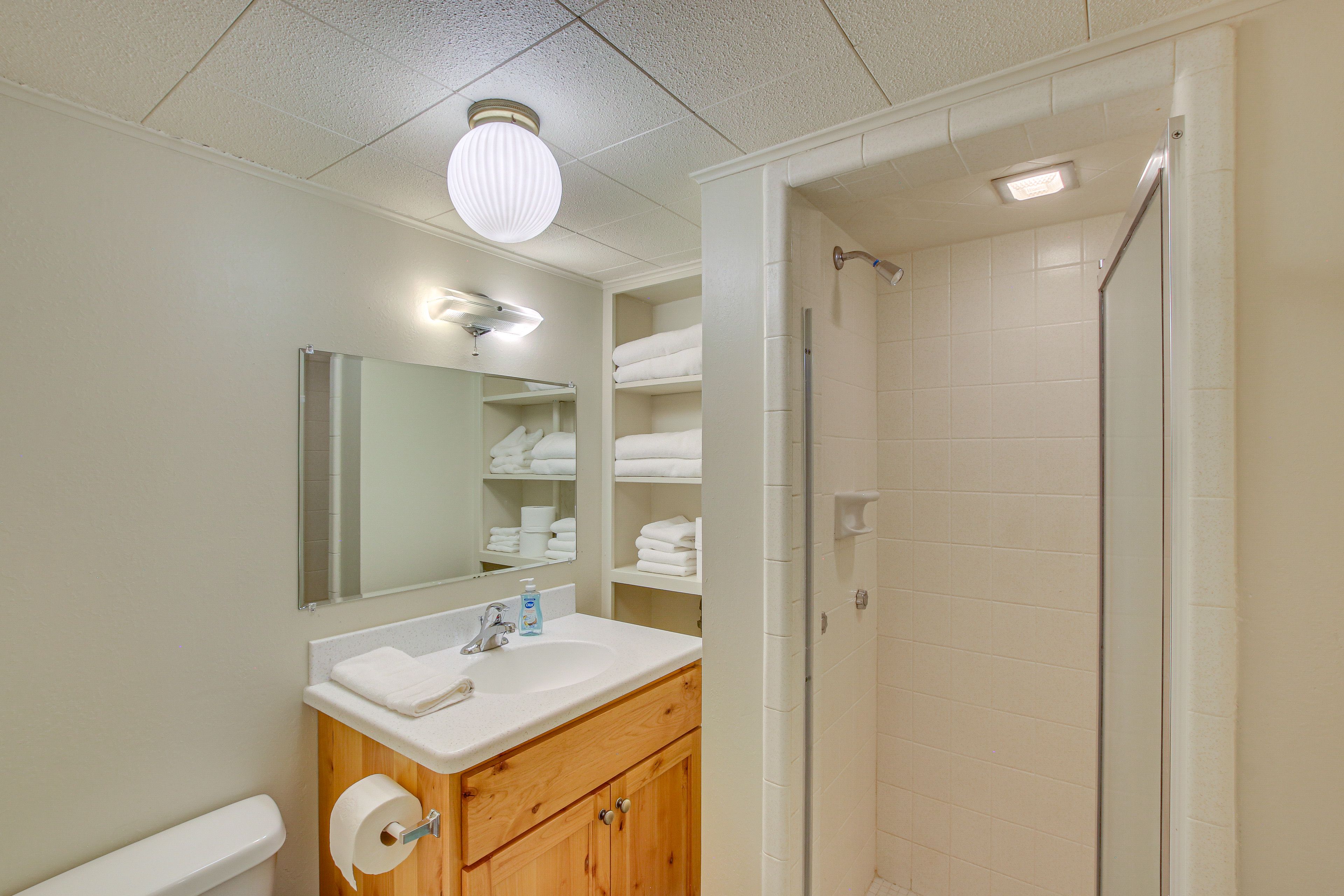 Full Bath | Complimentary Toiletries | Lower Level