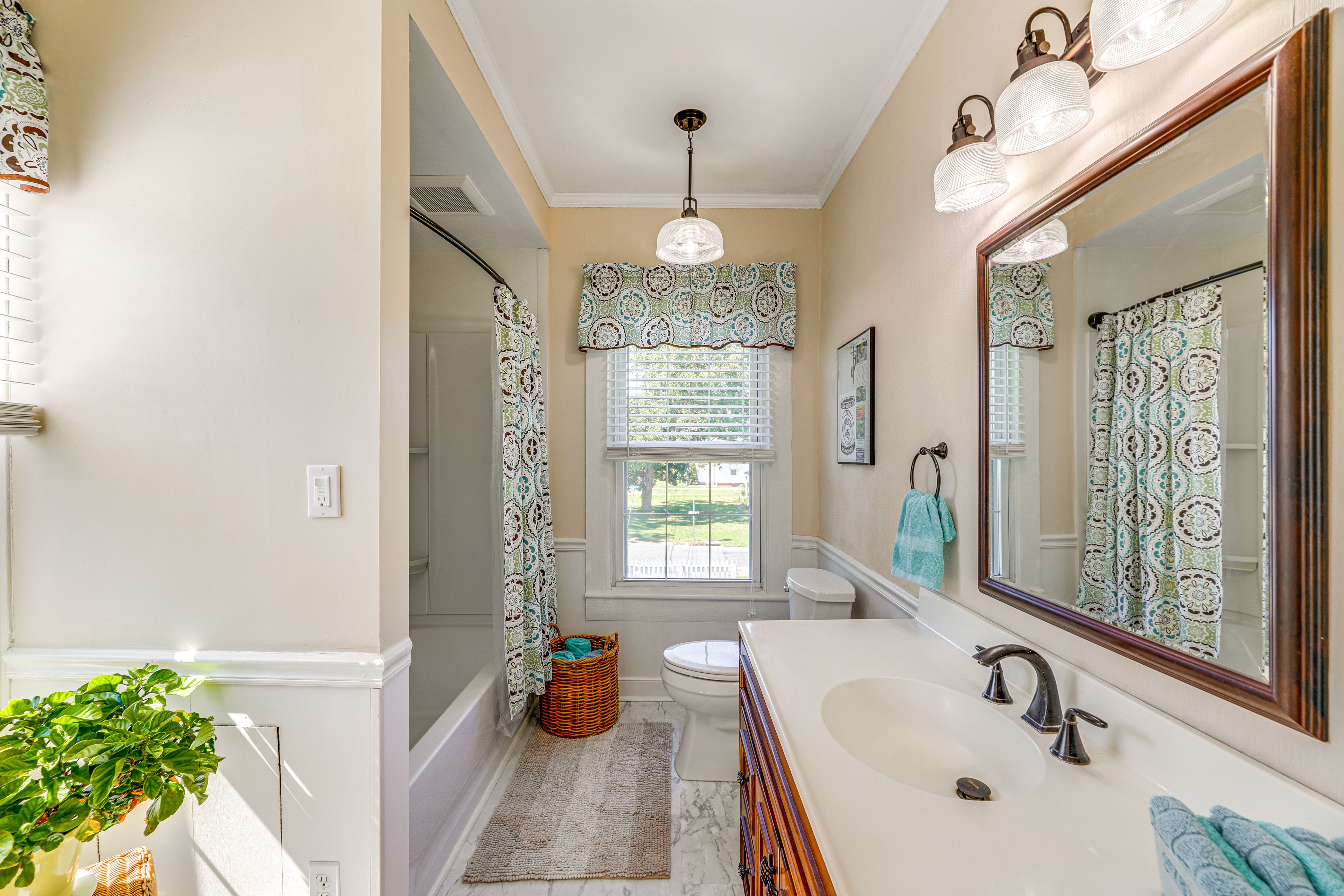 Full Bathroom | 2nd Floor | Towels Provided