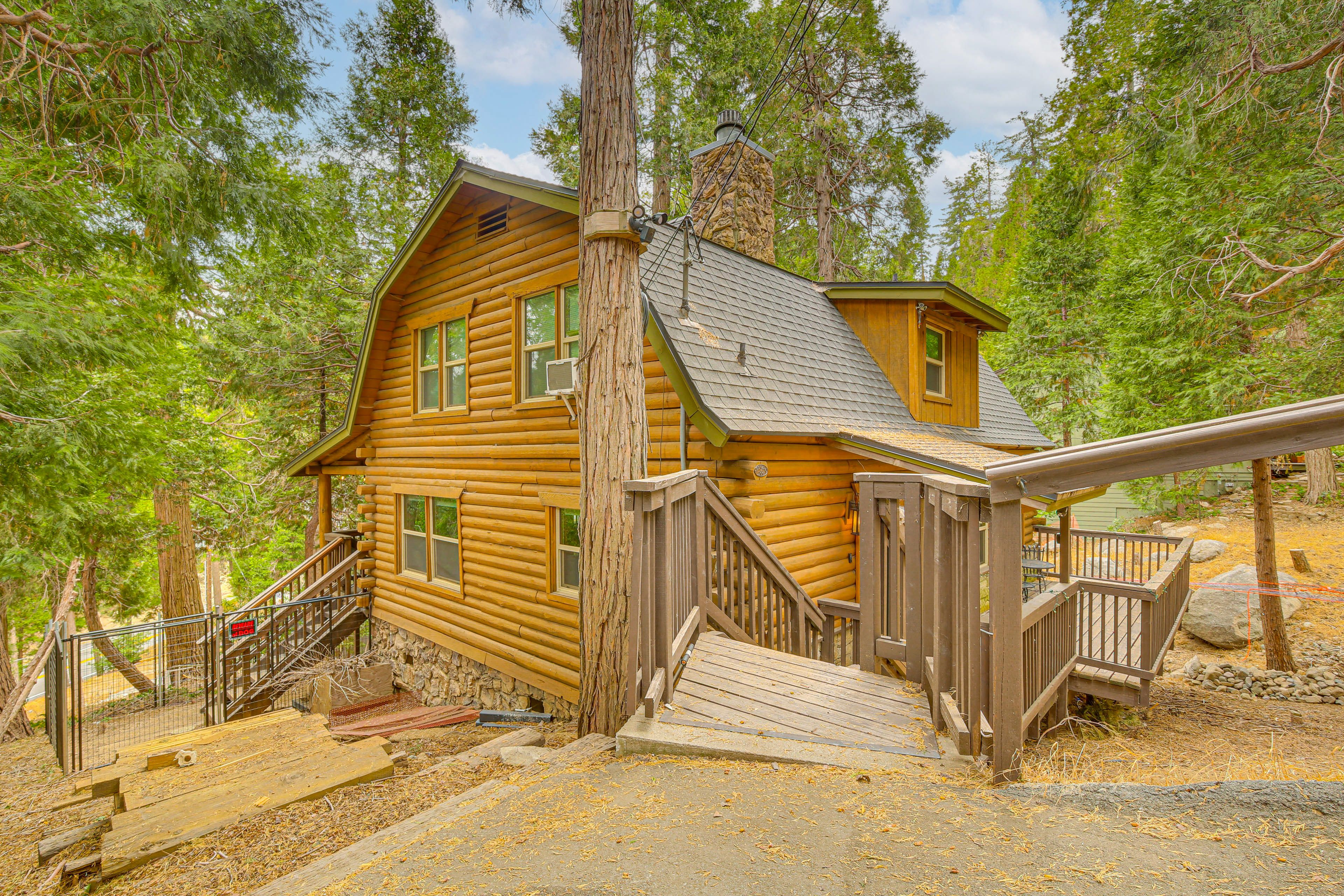 Cabin Exterior | Driveway Parking (2 Vehicles)
