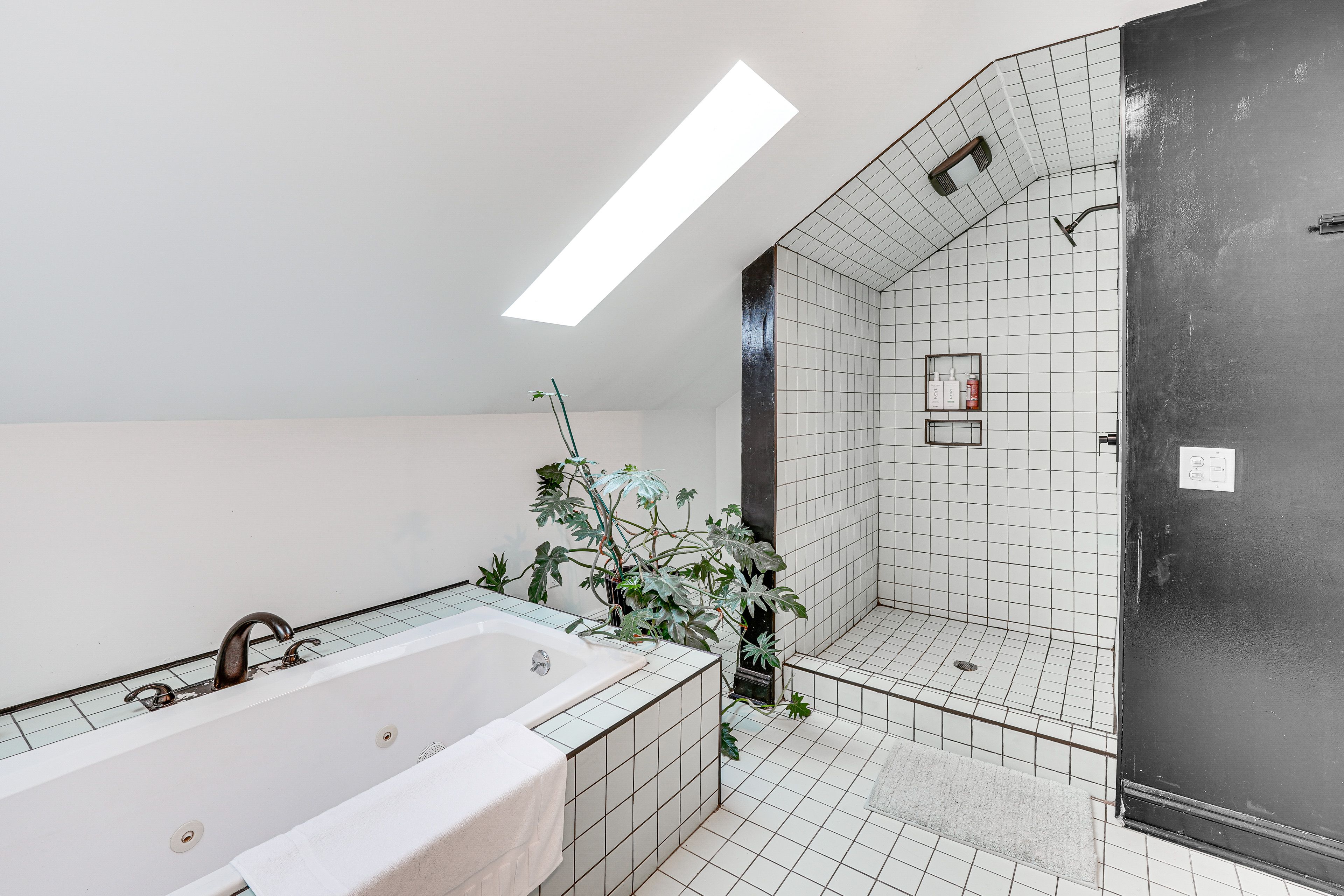 Full Bathroom | Upper Level | Complimentary Toiletries | Hair Dryer