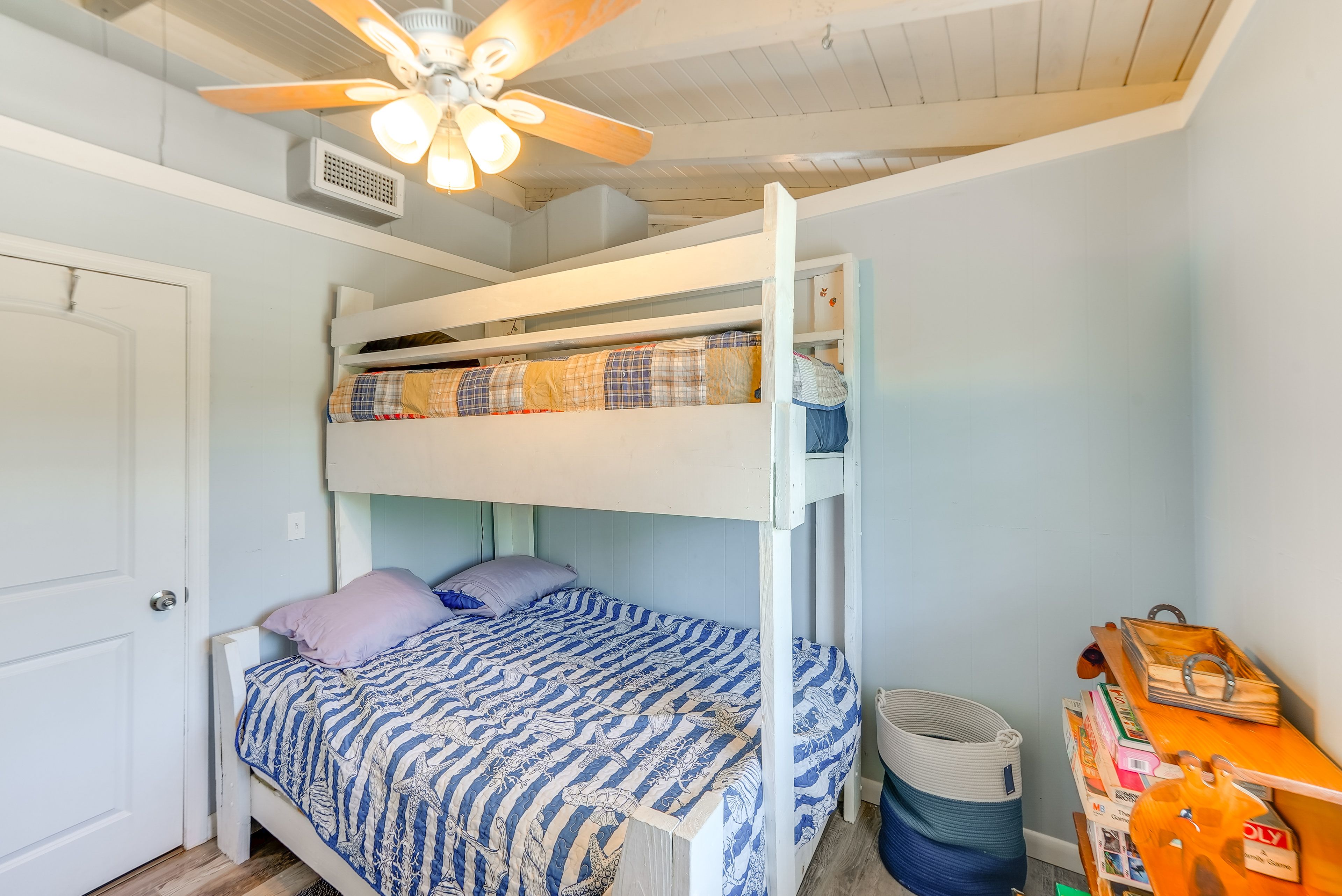Bedroom 2 | Twin/Full Bunk Bed