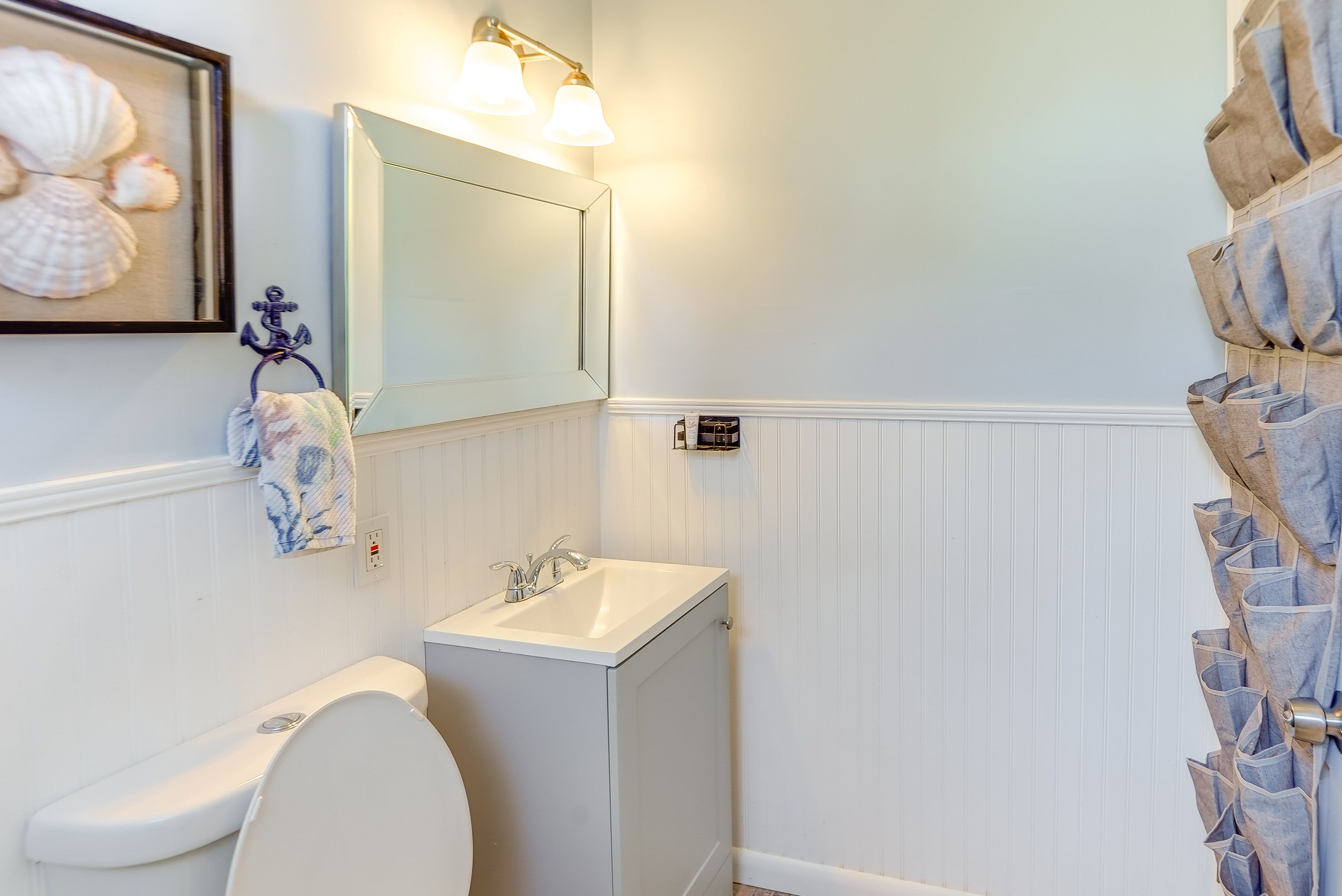 Full Bathroom | Towels Provided