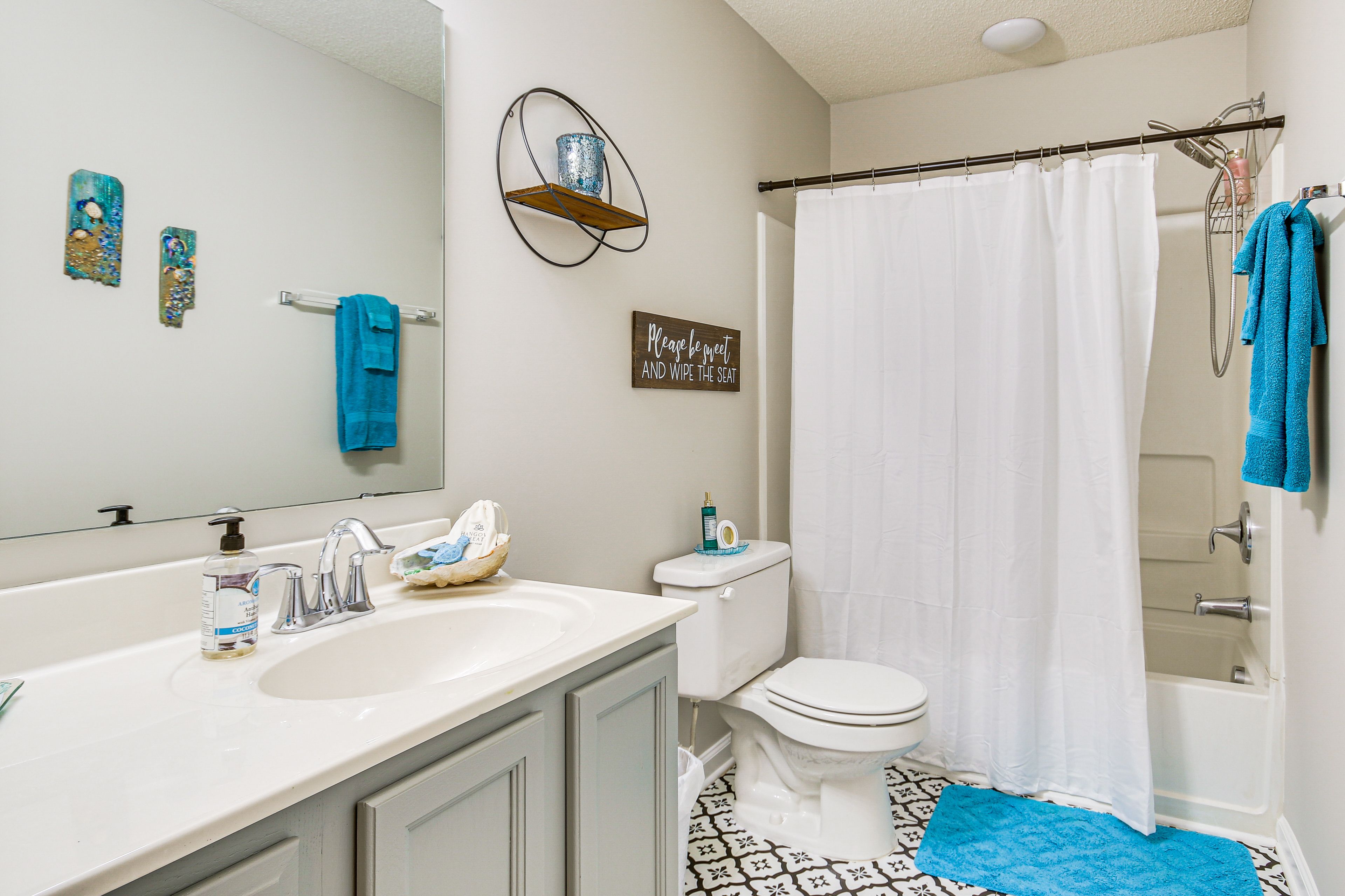 Full Bathroom | Complimentary Toiletries