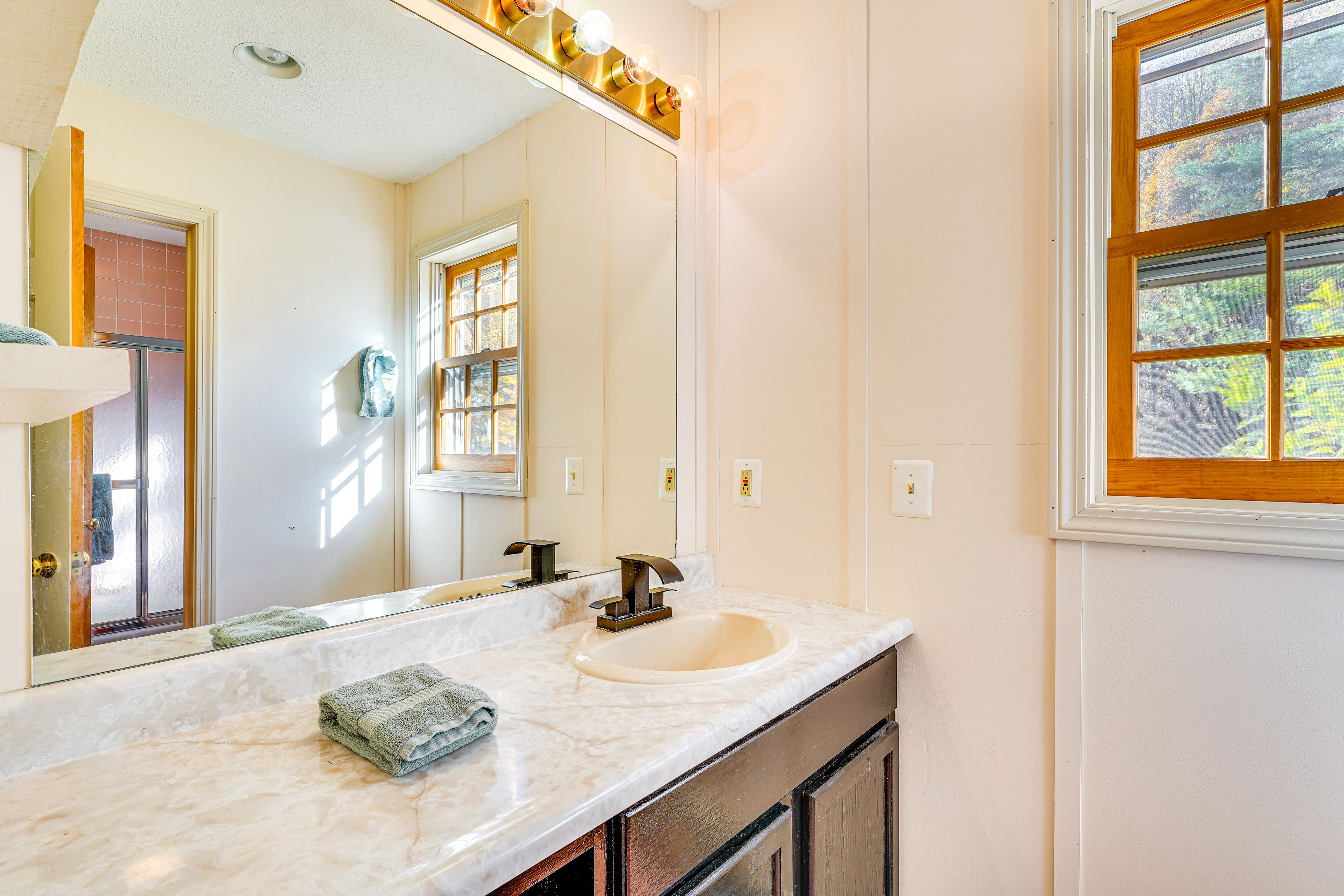 Full Bathroom | 2nd Floor