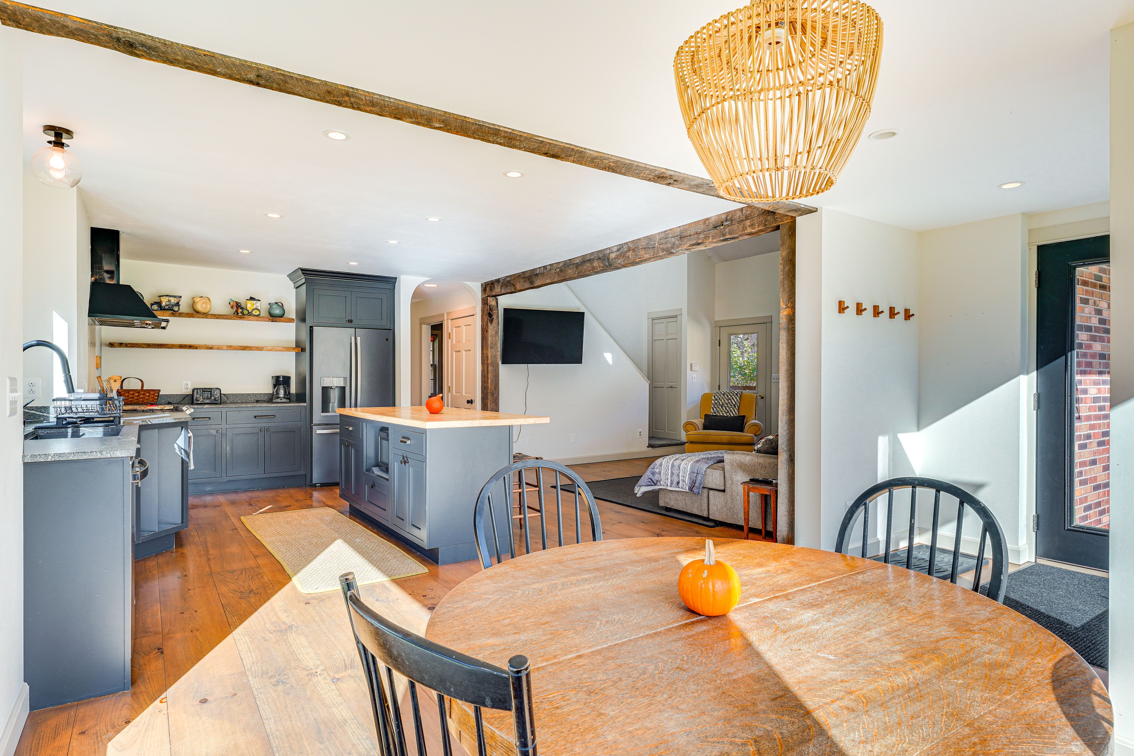 Dining Area | Dishware/Flatware Provided | 1st Floor