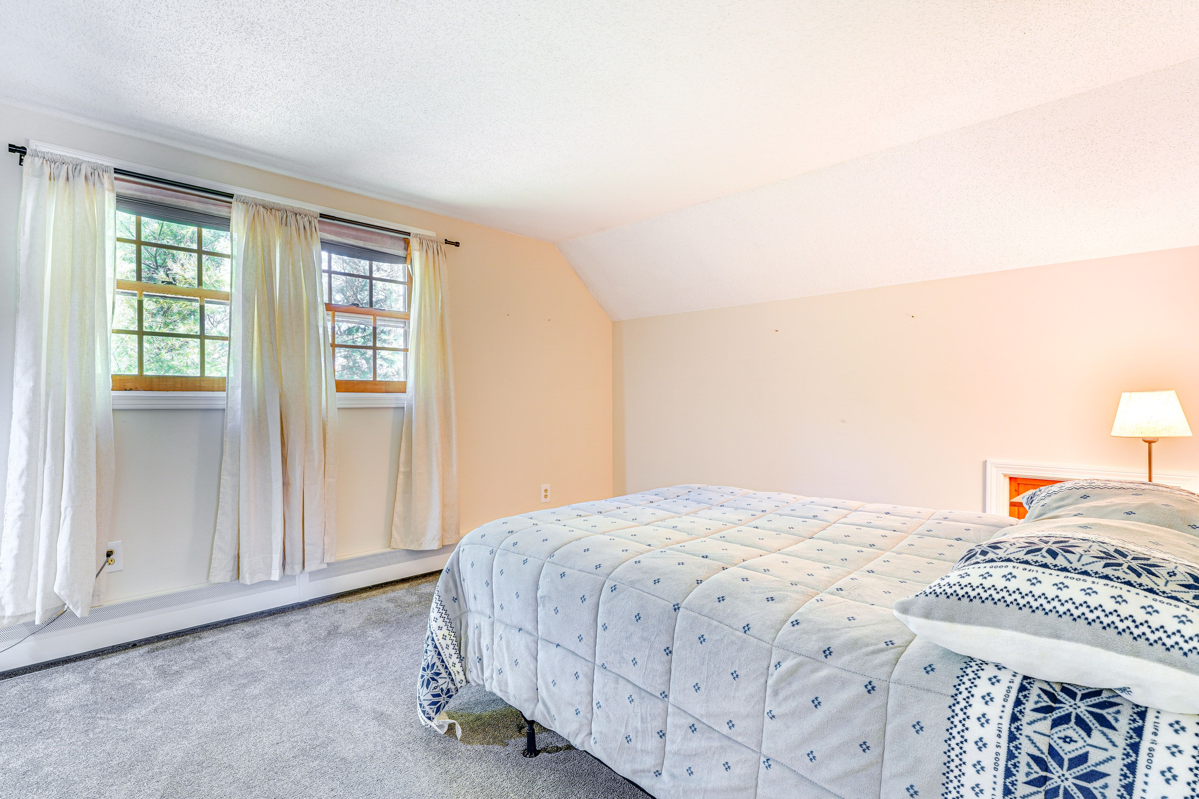 Bedroom 1 | Queen Bed | 1st Floor