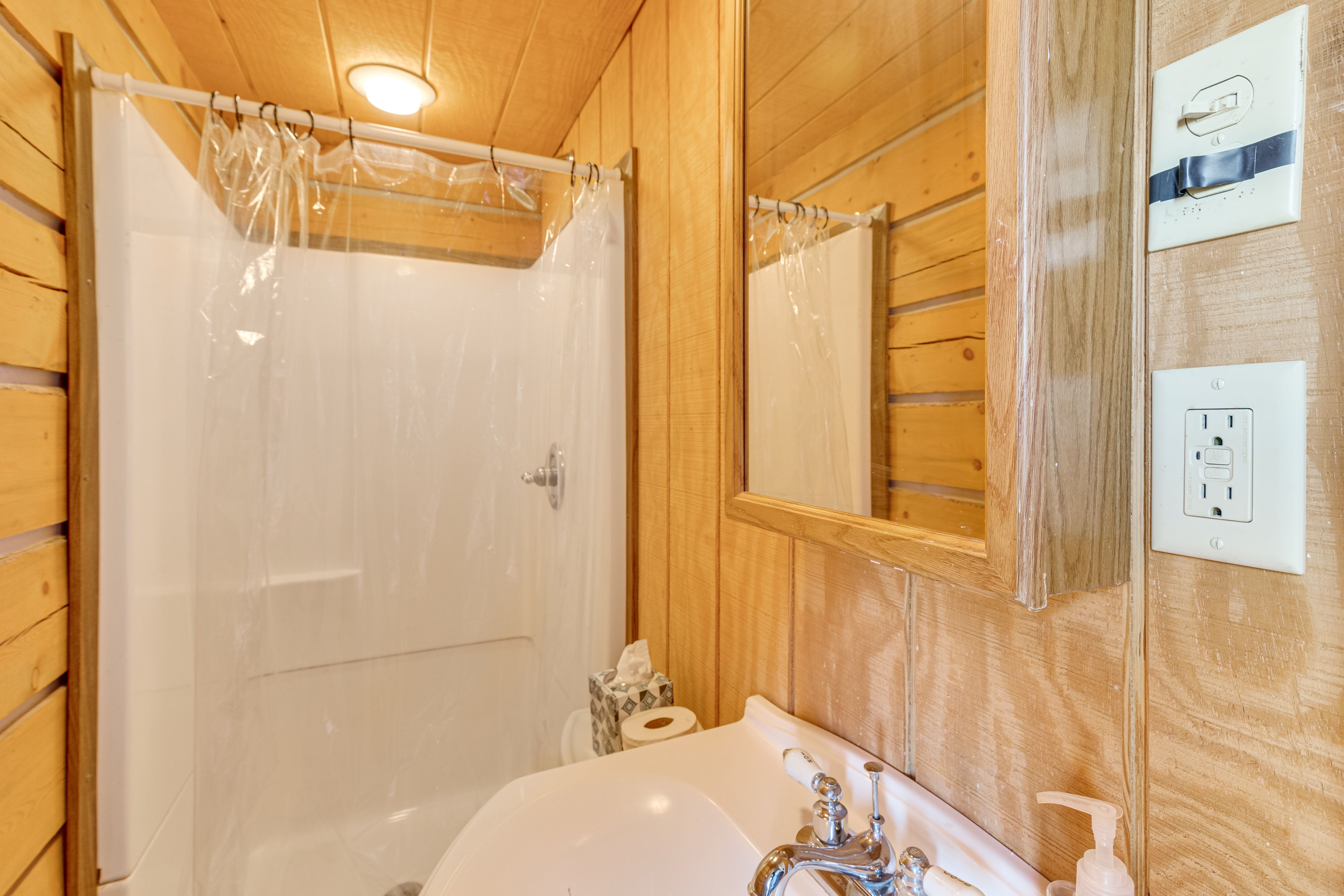 Full Bathroom (Kitchen Cabin)