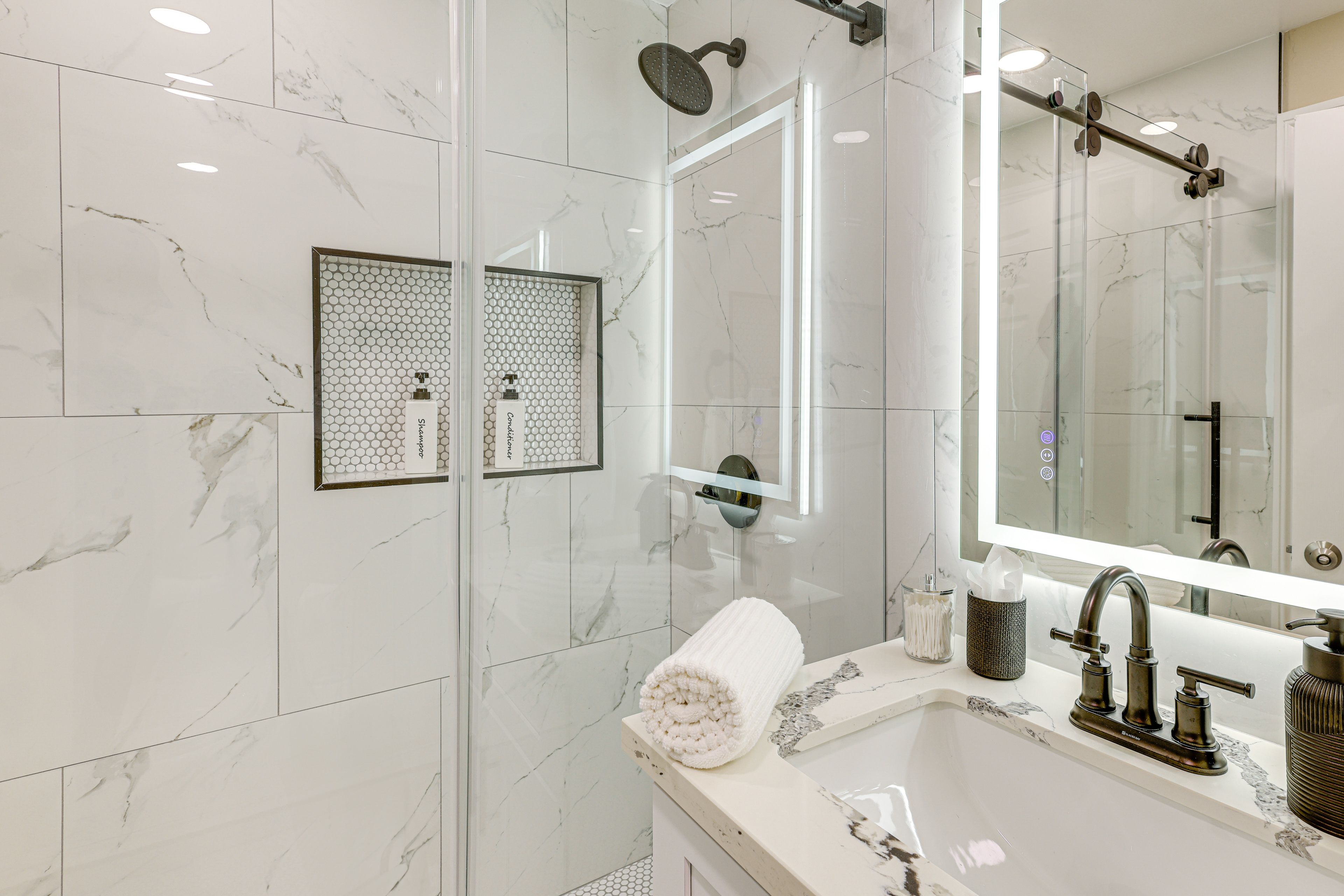 Full Bathroom | 1st Floor | Towels Provided
