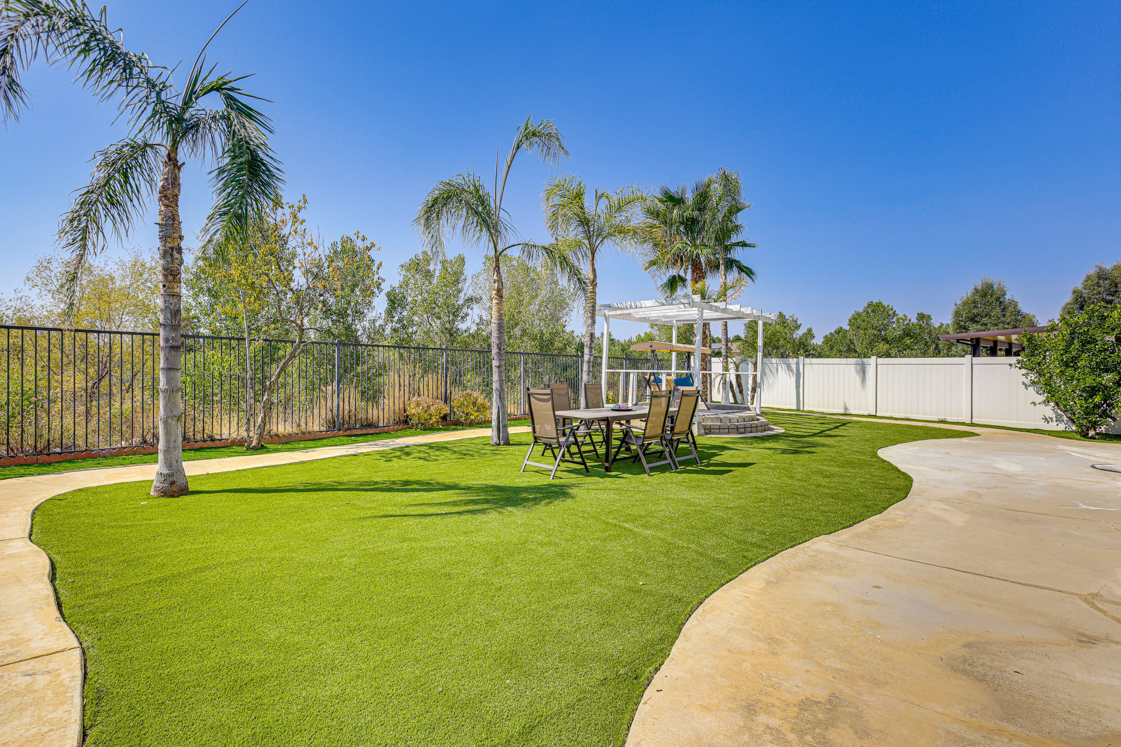 Private Yard | Mountain Views