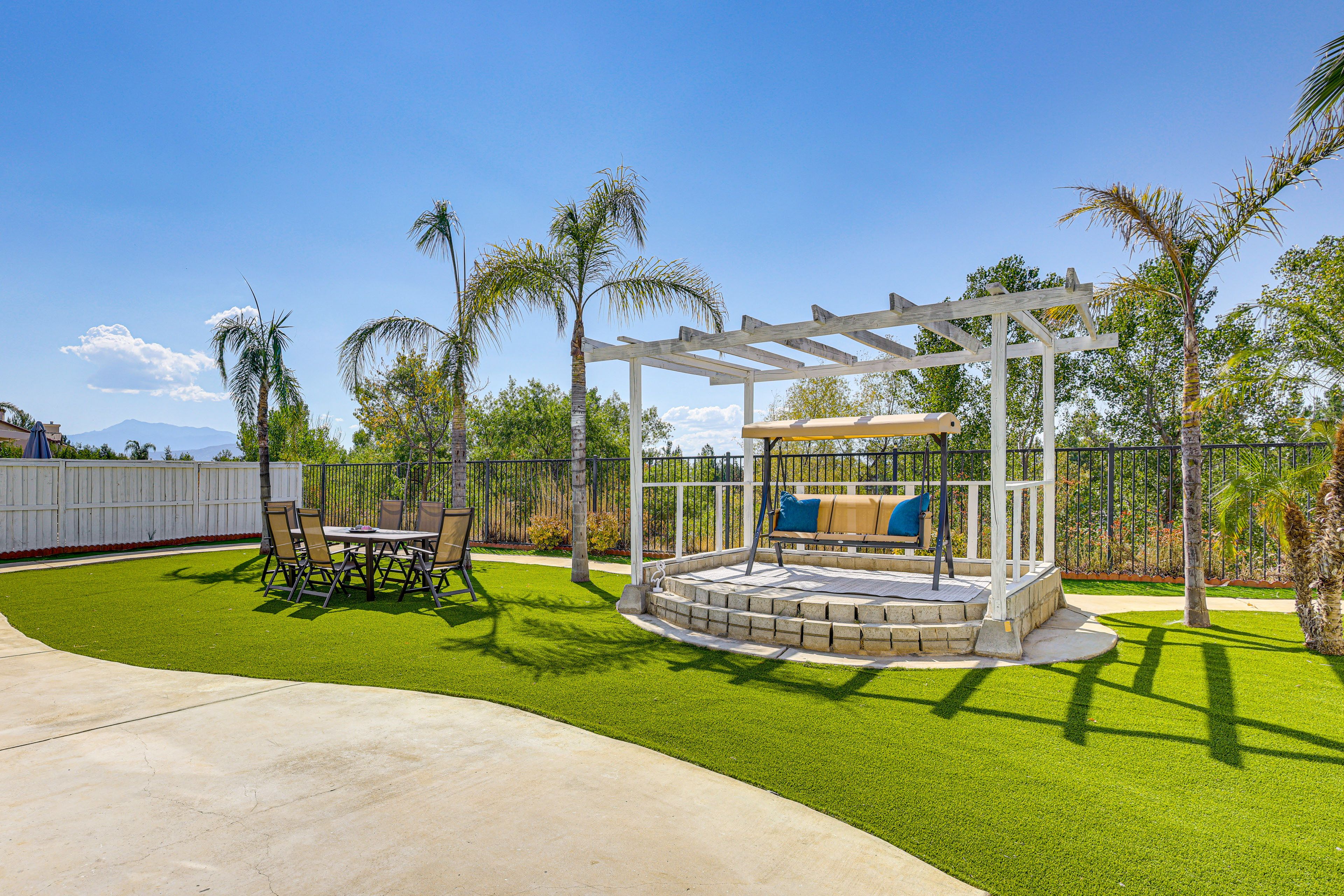 Private Yard | Mountain Views | Outdoor Dining Table