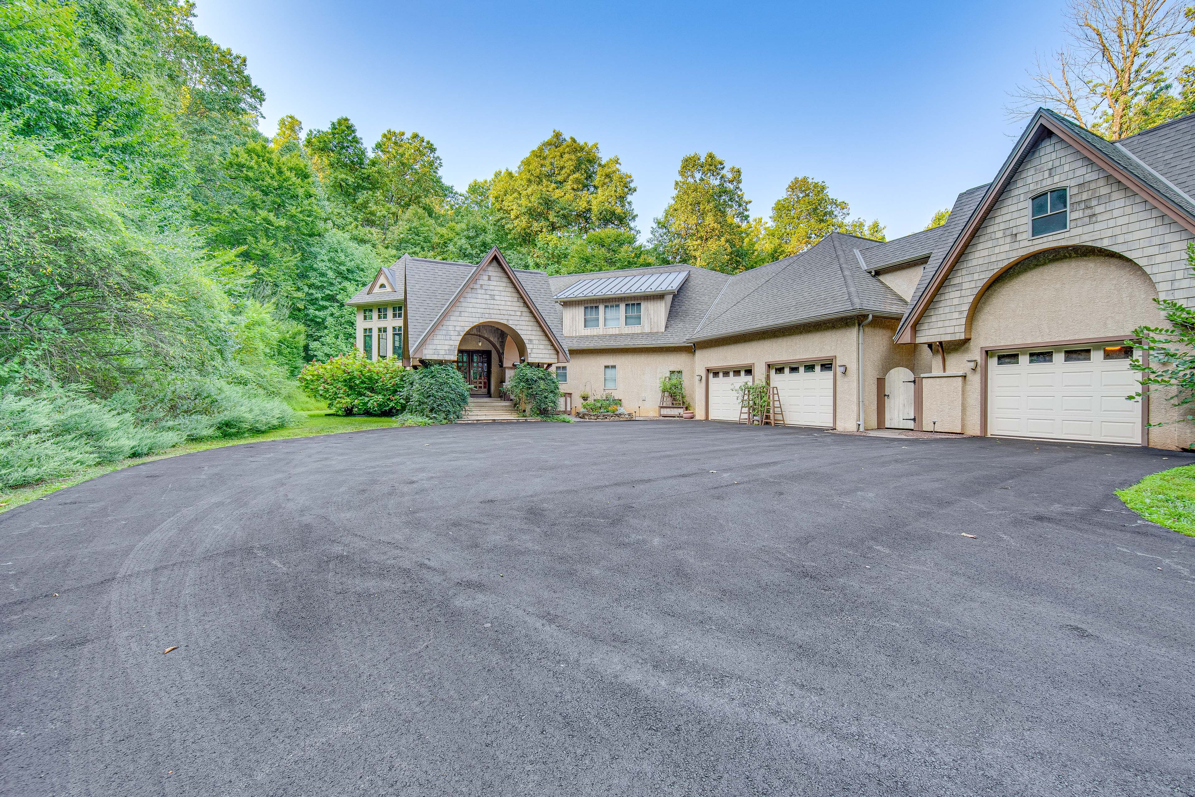 Main House | Shared Driveway (6 Vehicles)