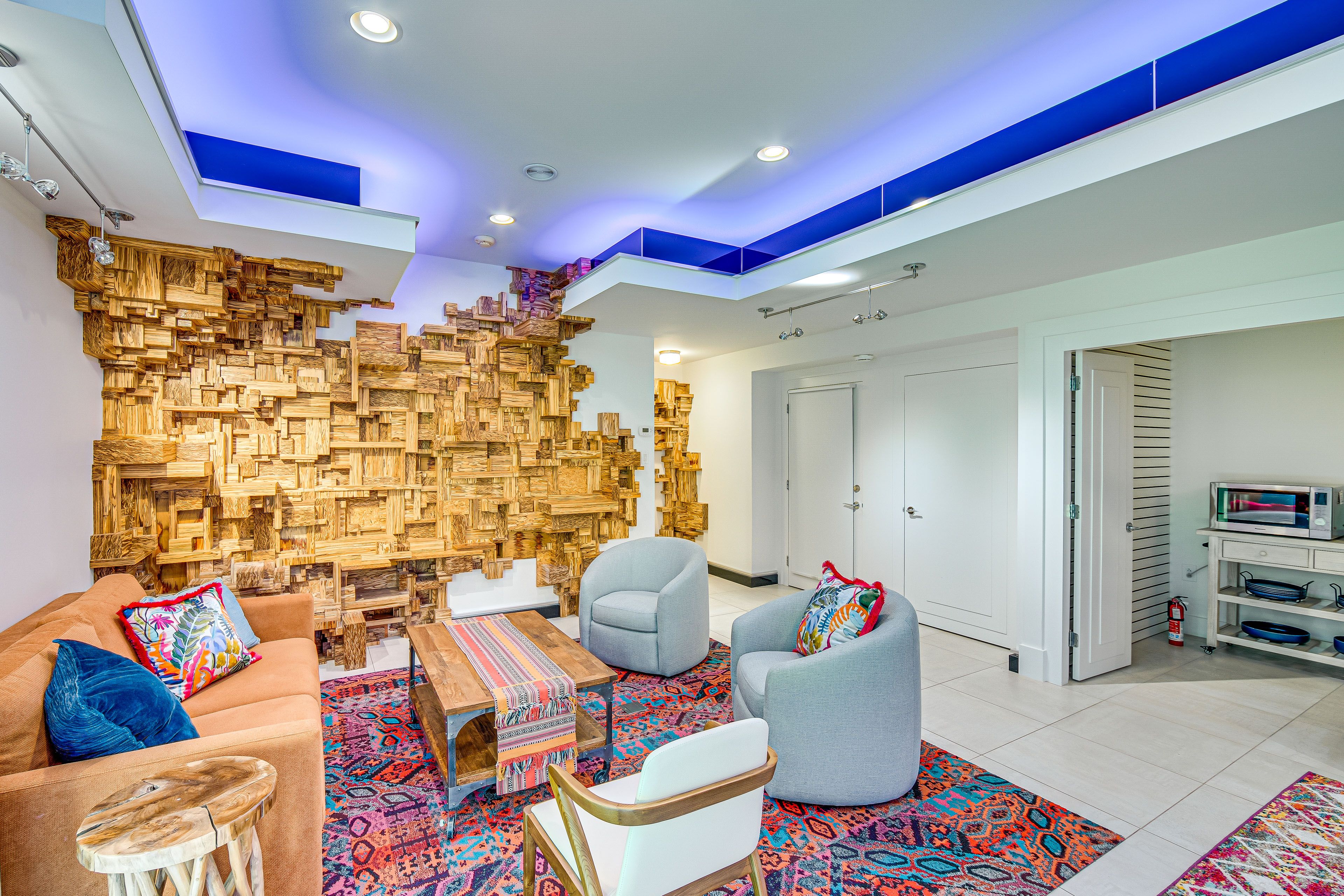 Living Room | Queen Sleeper Sofa | Free WiFi | Central Heating & A/C | Smart TV
