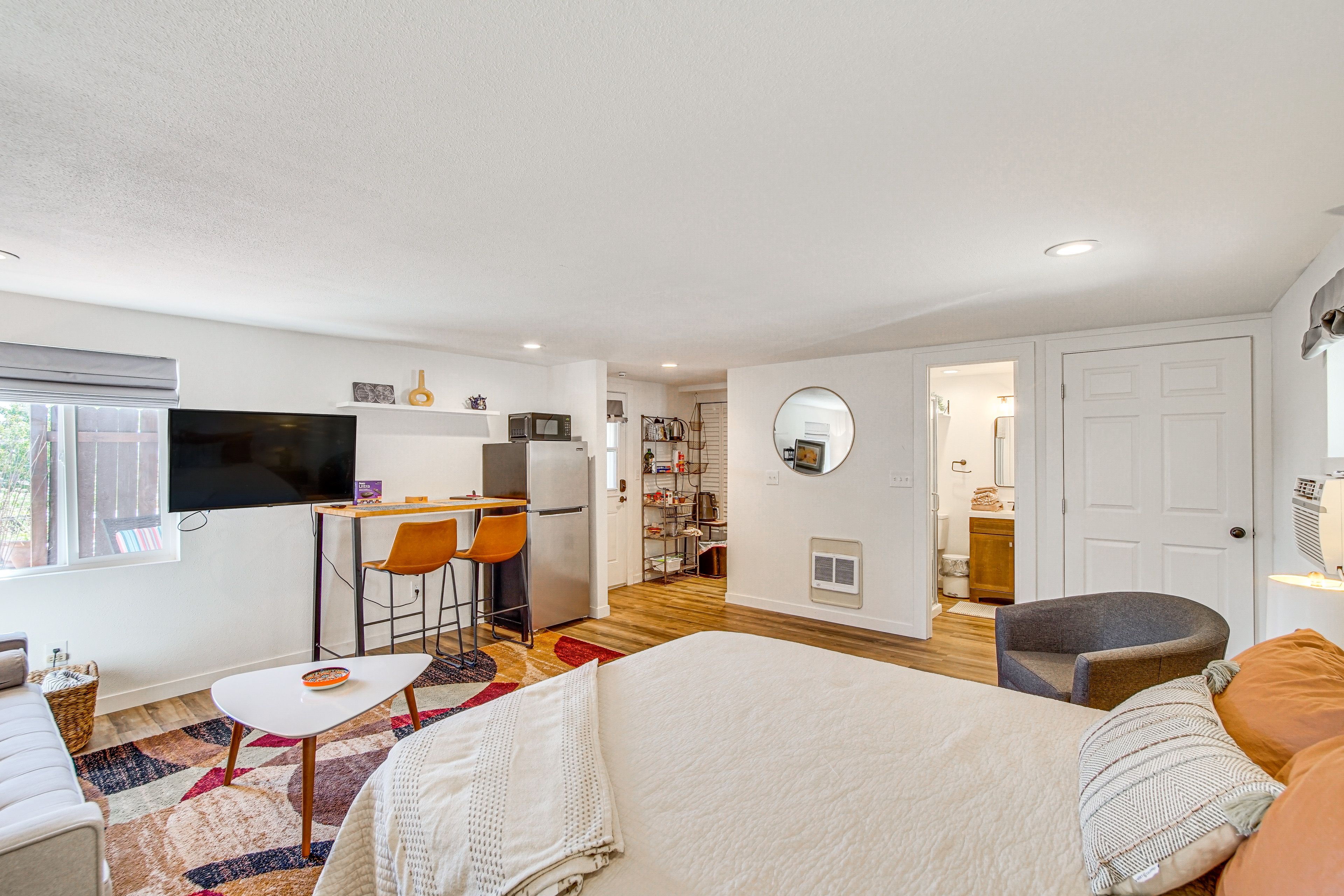 Studio | Queen Bed