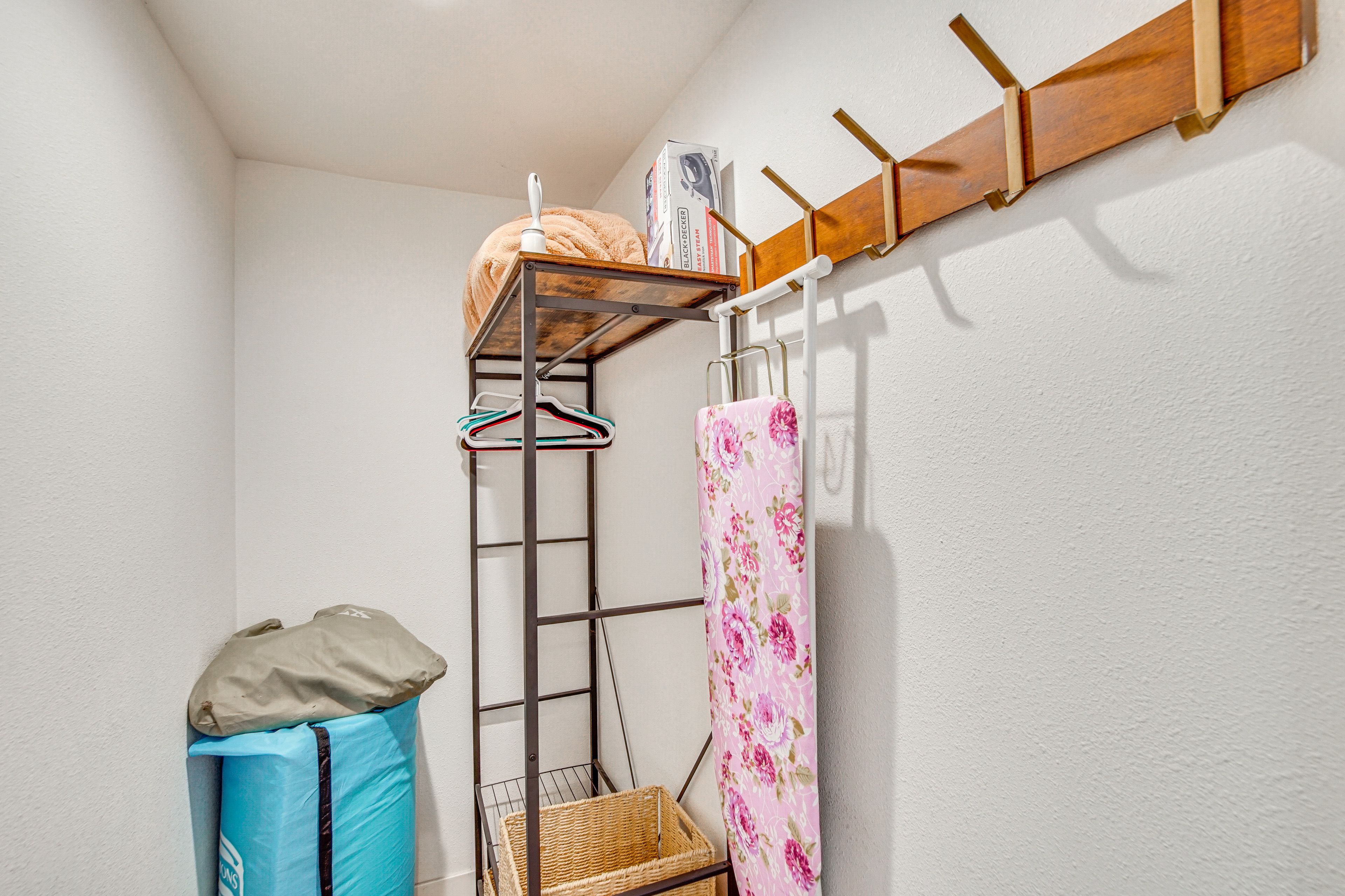 Closet | Iron/Board