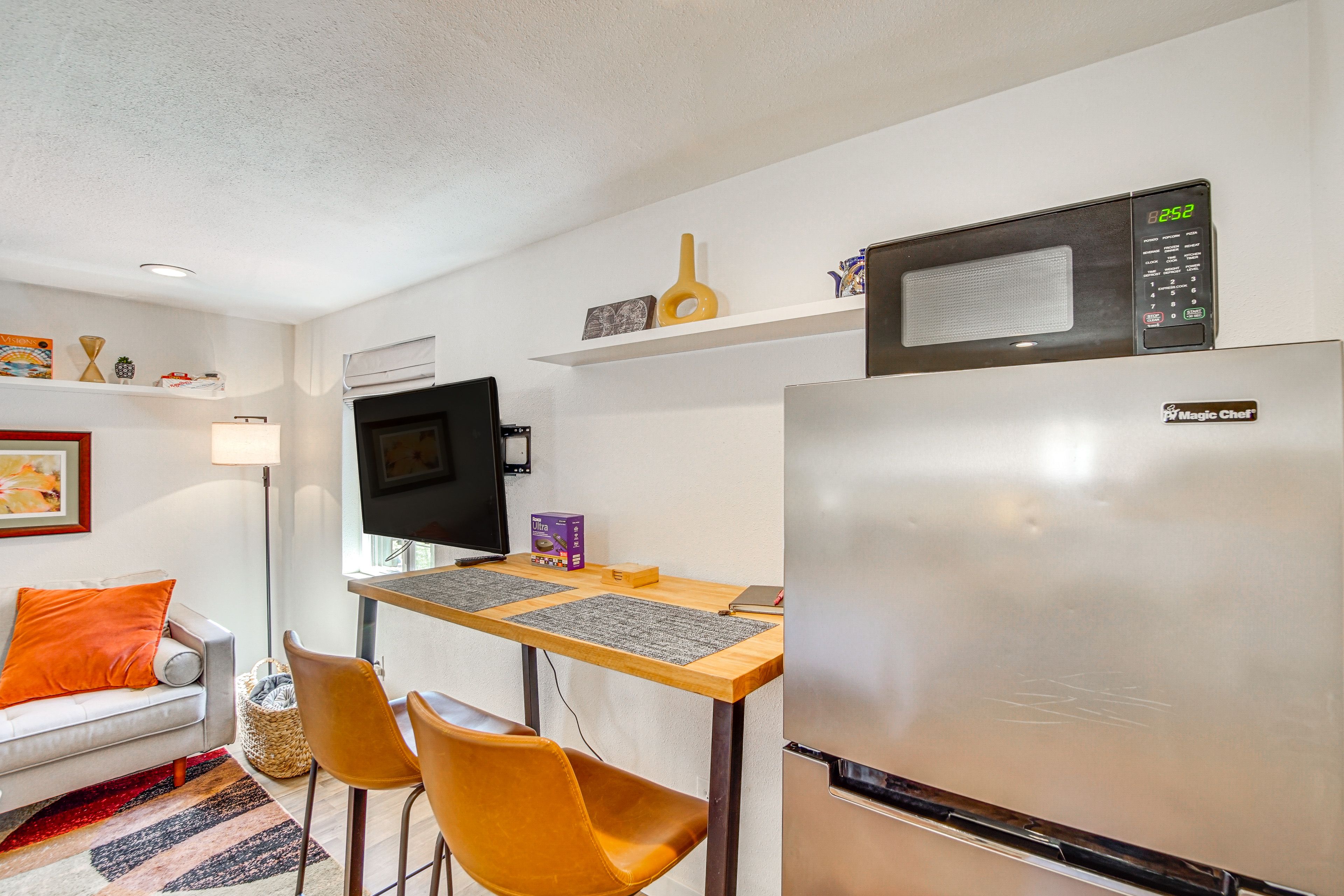 Dining Area | Dishware & Flatware Provided