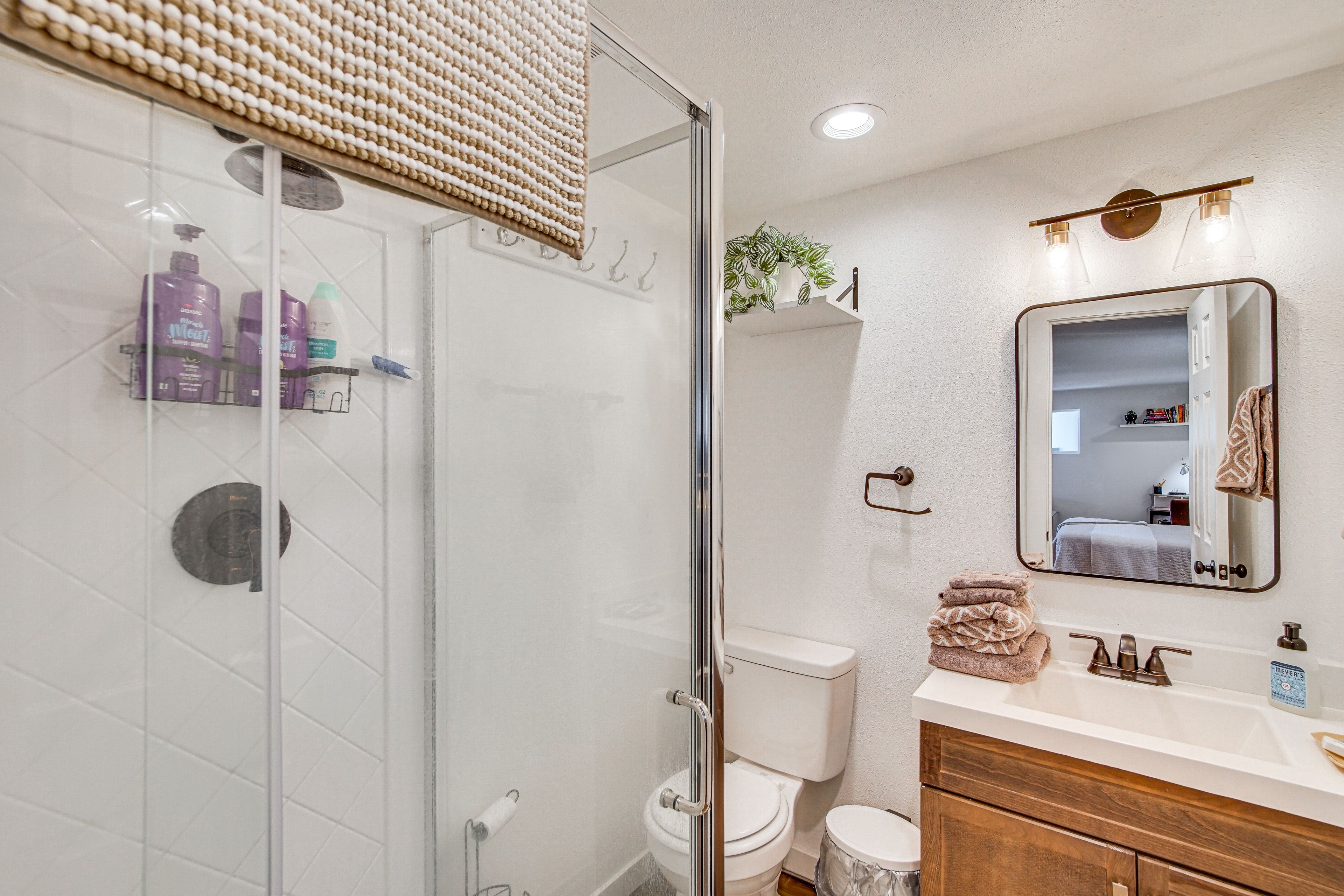 Full Bathroom | Complimentary Toiletries