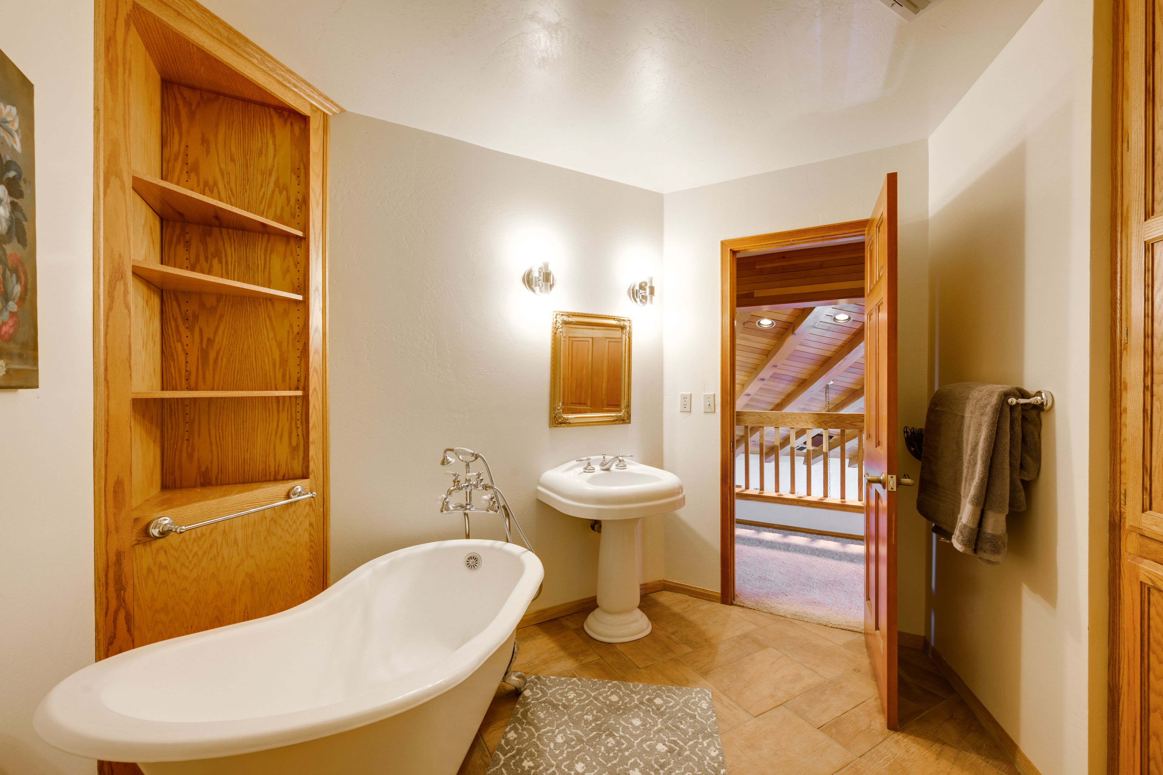 Full Bathroom | 2nd Floor | Bathtub