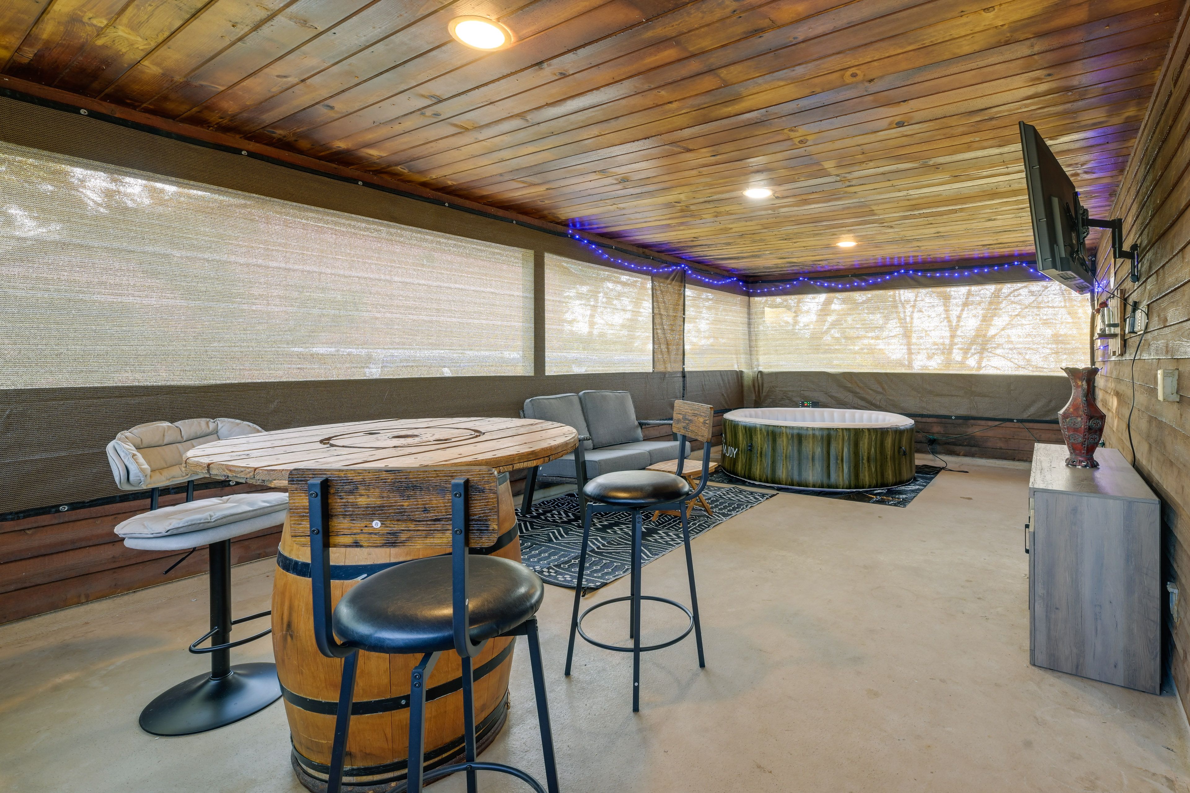 Screened Porch | Inflatable Hot Tub | Electric Fireplace | Smart TV